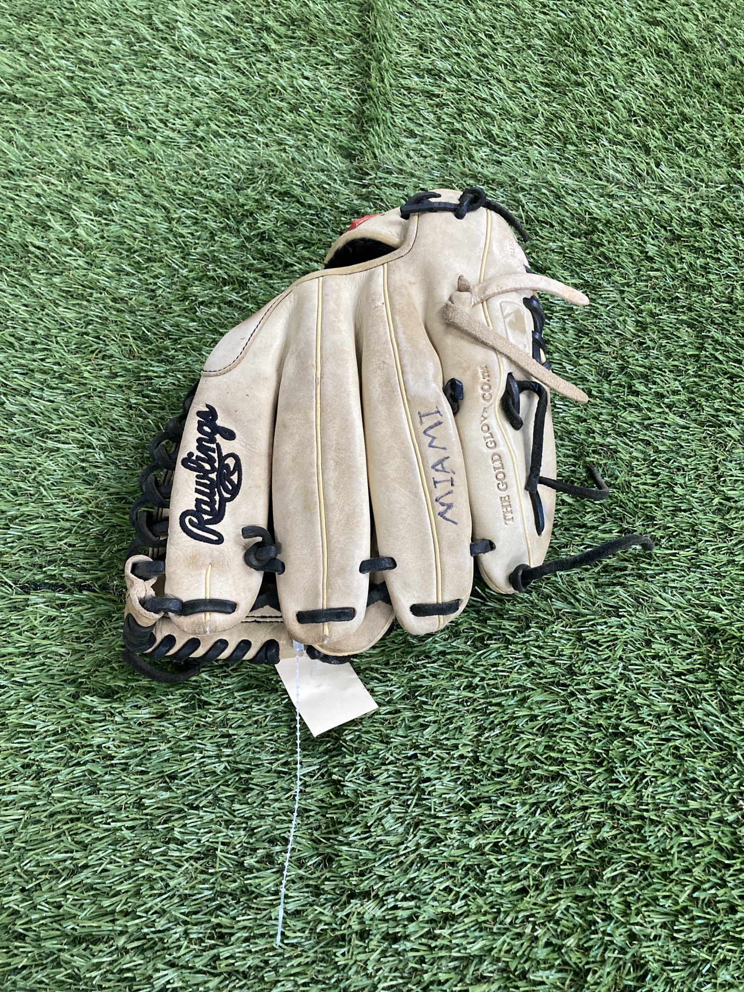 Used Rawlings Gg elite Right Hand Throw Baseball Glove 11.75