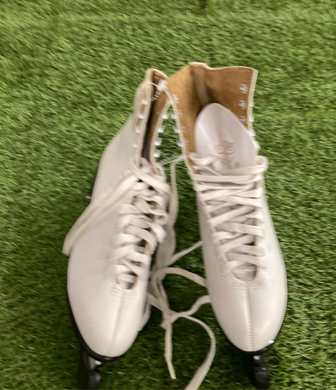 Used Lange Figure Skates 8.0 SidelineSwap