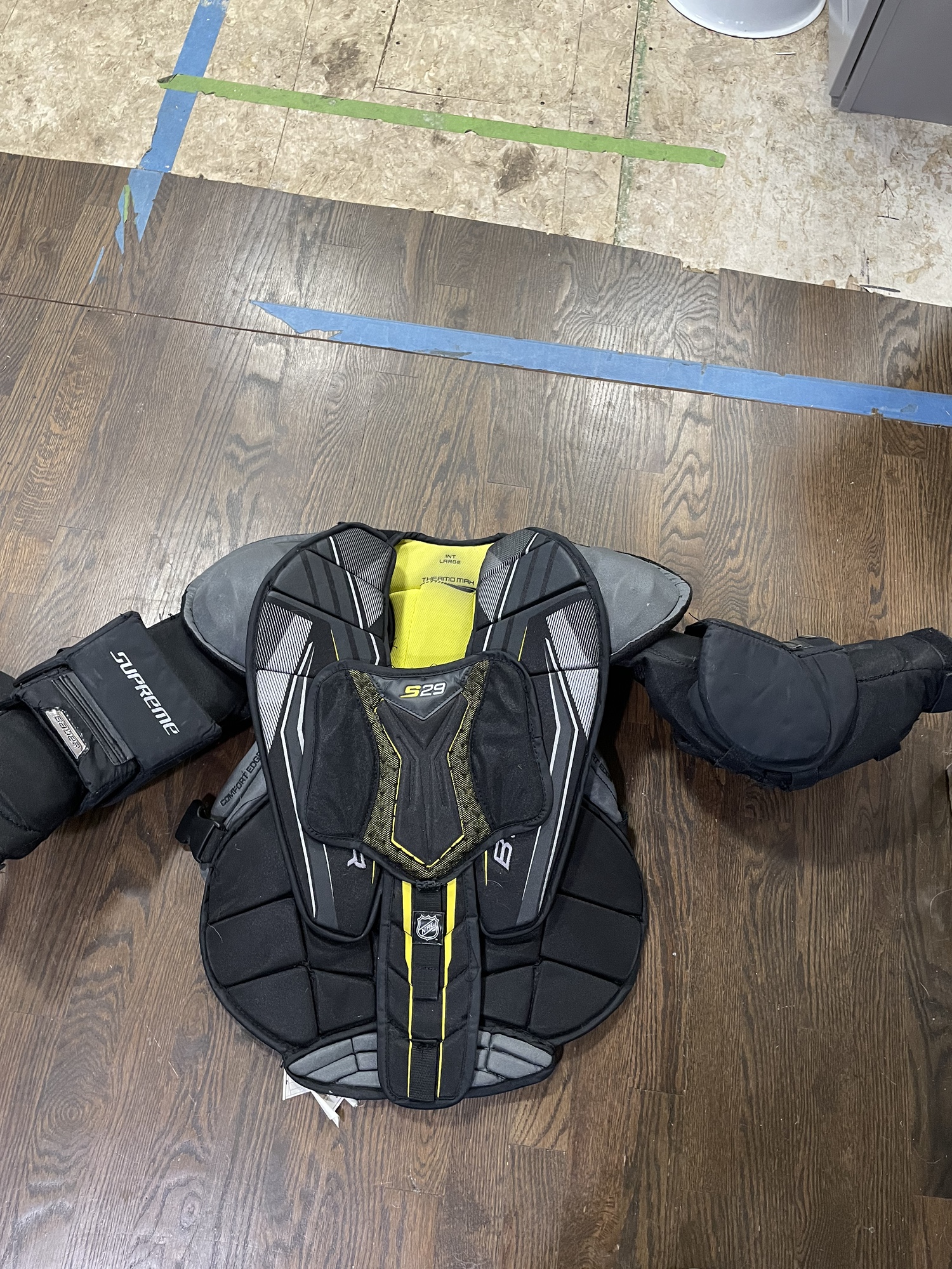 Used Large Bauer Supreme s29 Goalie Chest Protector SidelineSwap