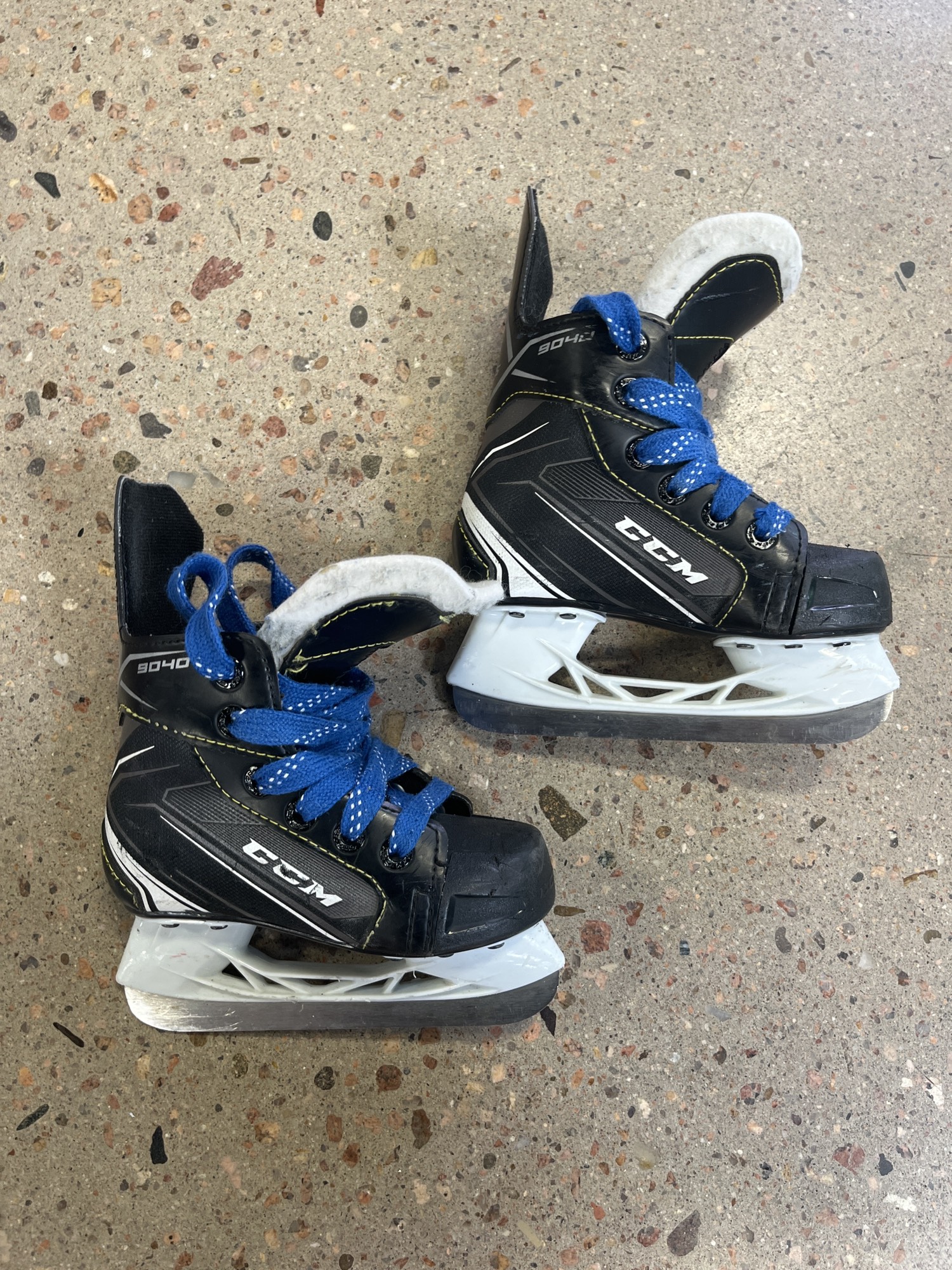 Youth Used CCM Tacks 9040 Hockey Skates D&R (Regular) 9.0 SidelineSwap