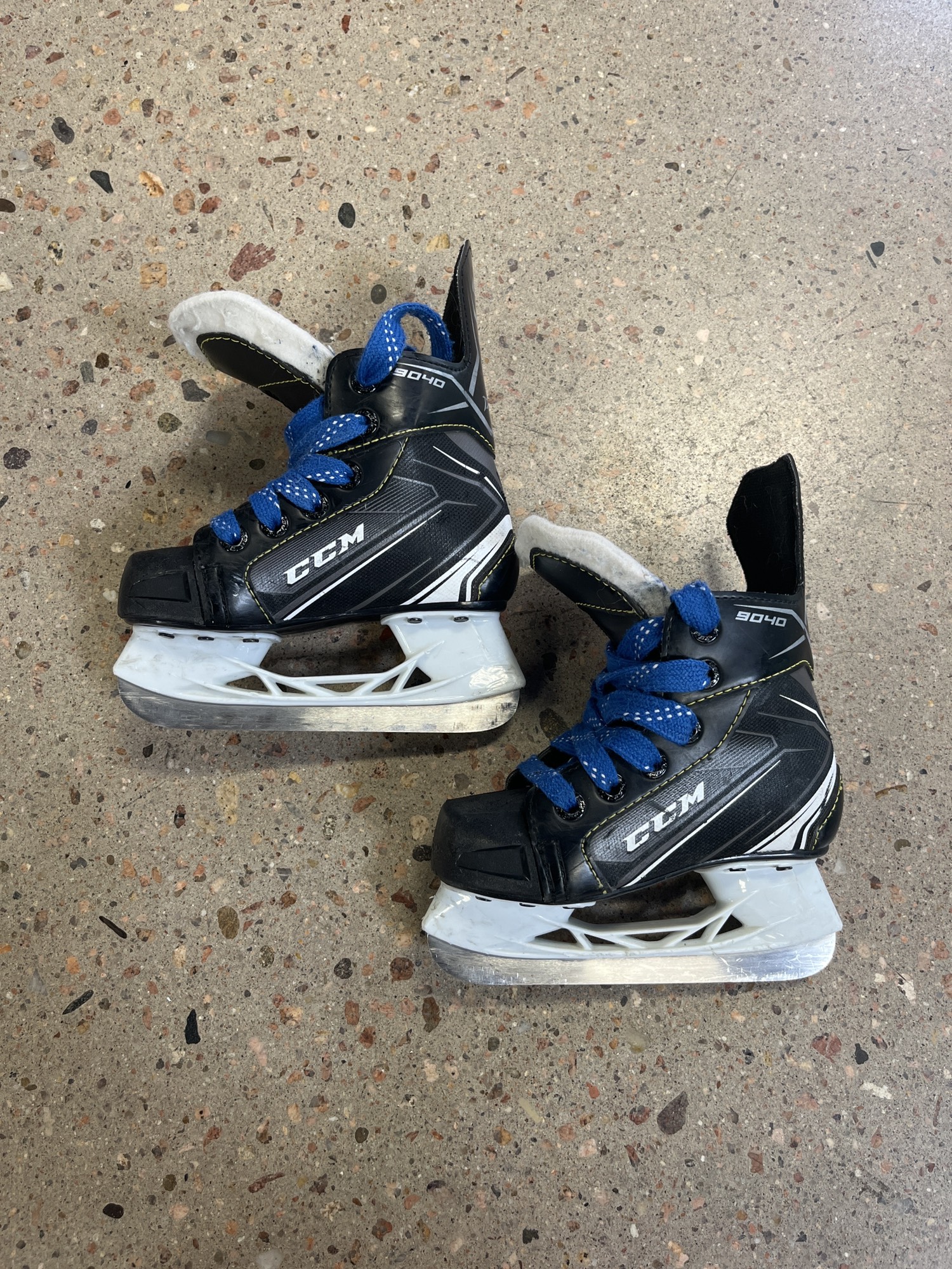 Youth Used CCM Tacks 9040 Hockey Skates D&R (Regular) 9.0 SidelineSwap