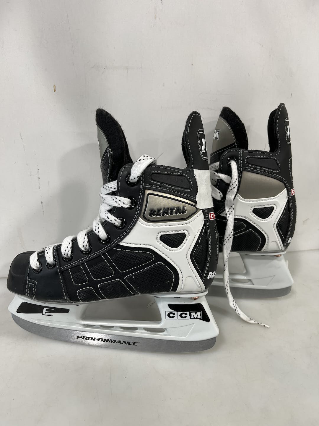 Used Ccm Rental Junior 01 Ice Hockey Skates SidelineSwap
