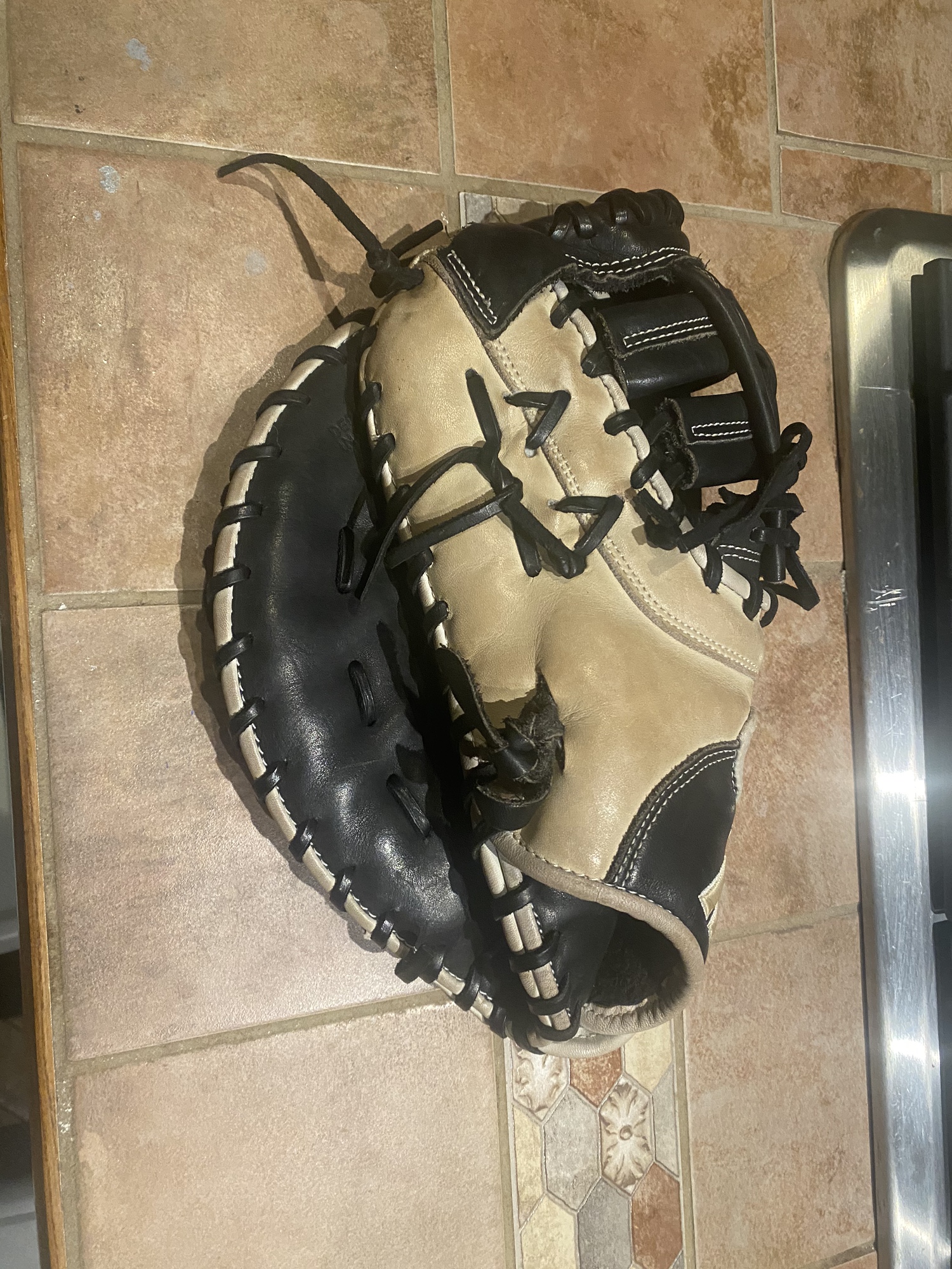 Marucci 1st baseman glove SidelineSwap