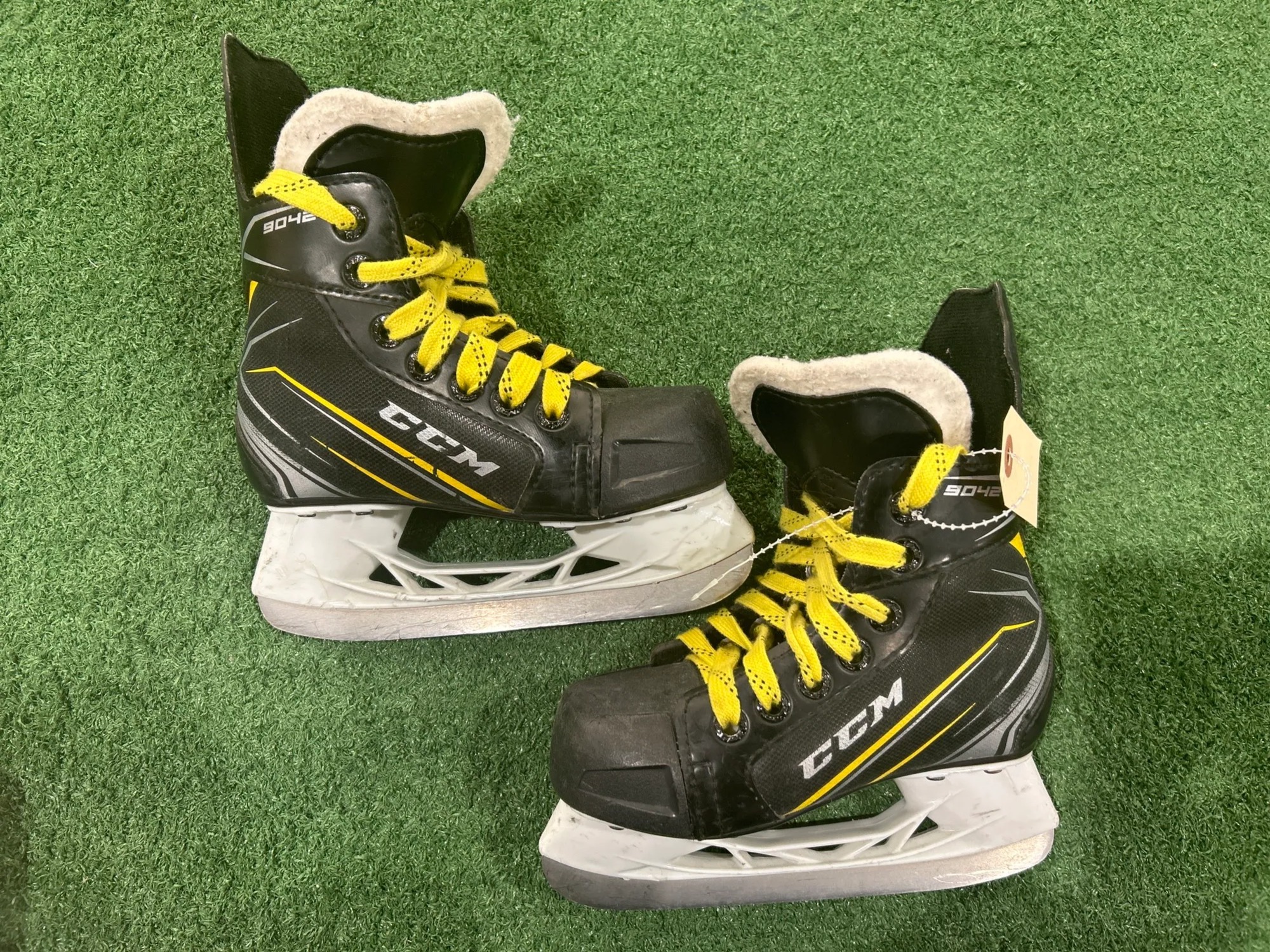 Youth Used CCM Tacks 9042 Hockey Skates D&R (Regular) 11.0 SidelineSwap