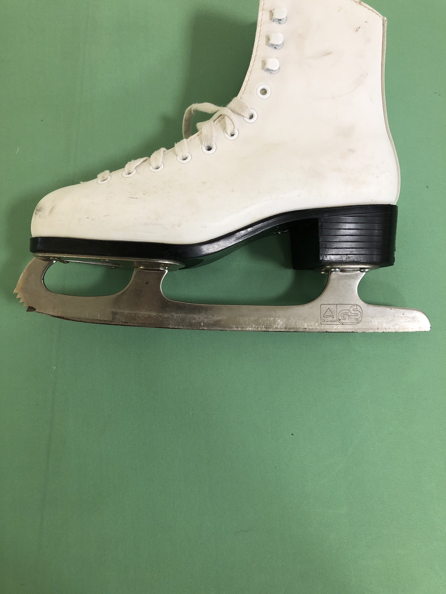 Used CCM Piroutte Figure Skates 5.0 SidelineSwap