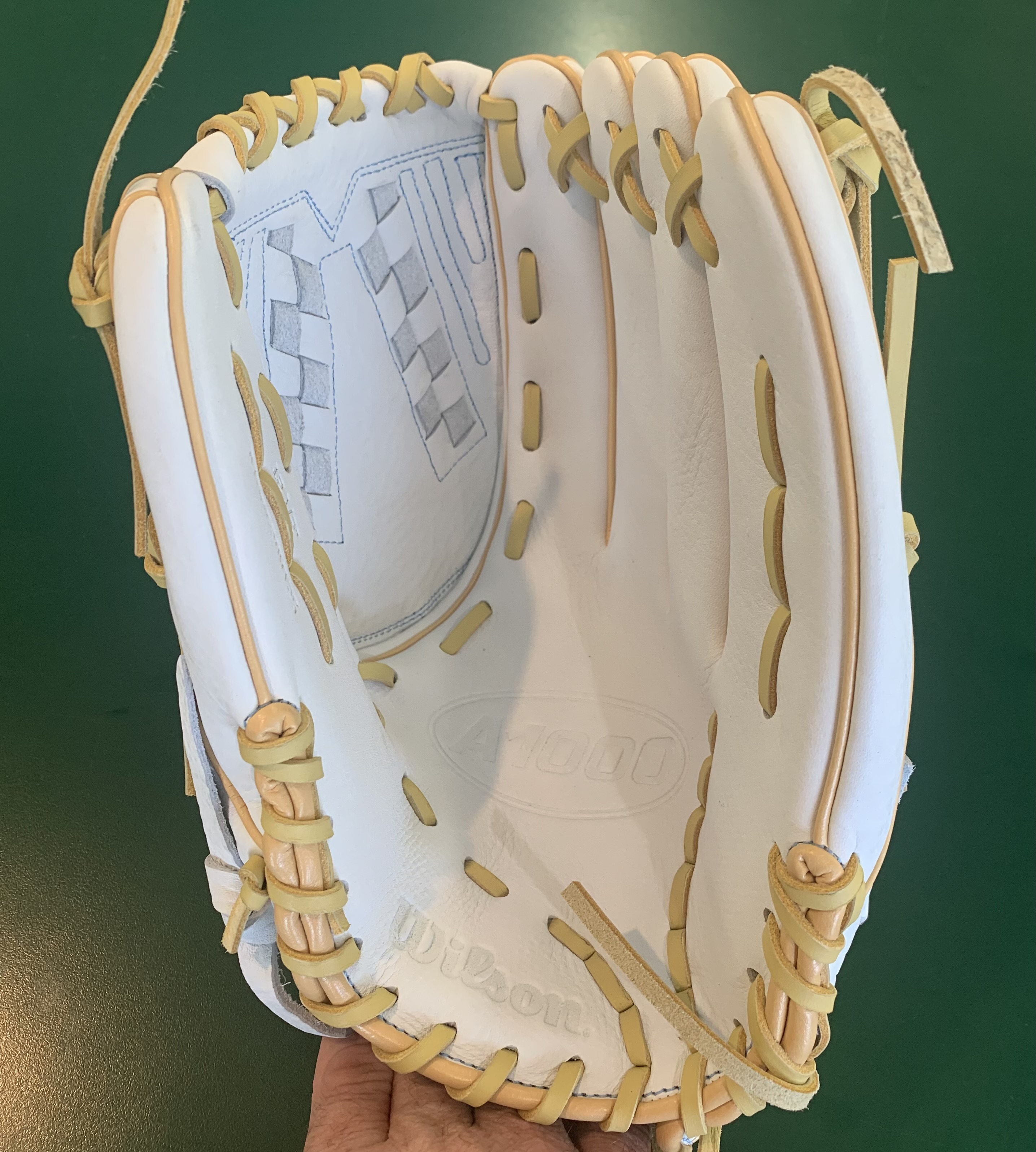 New 2023 Wilson Right Hand Throw Outfield A1000 Softball Glove 12.5