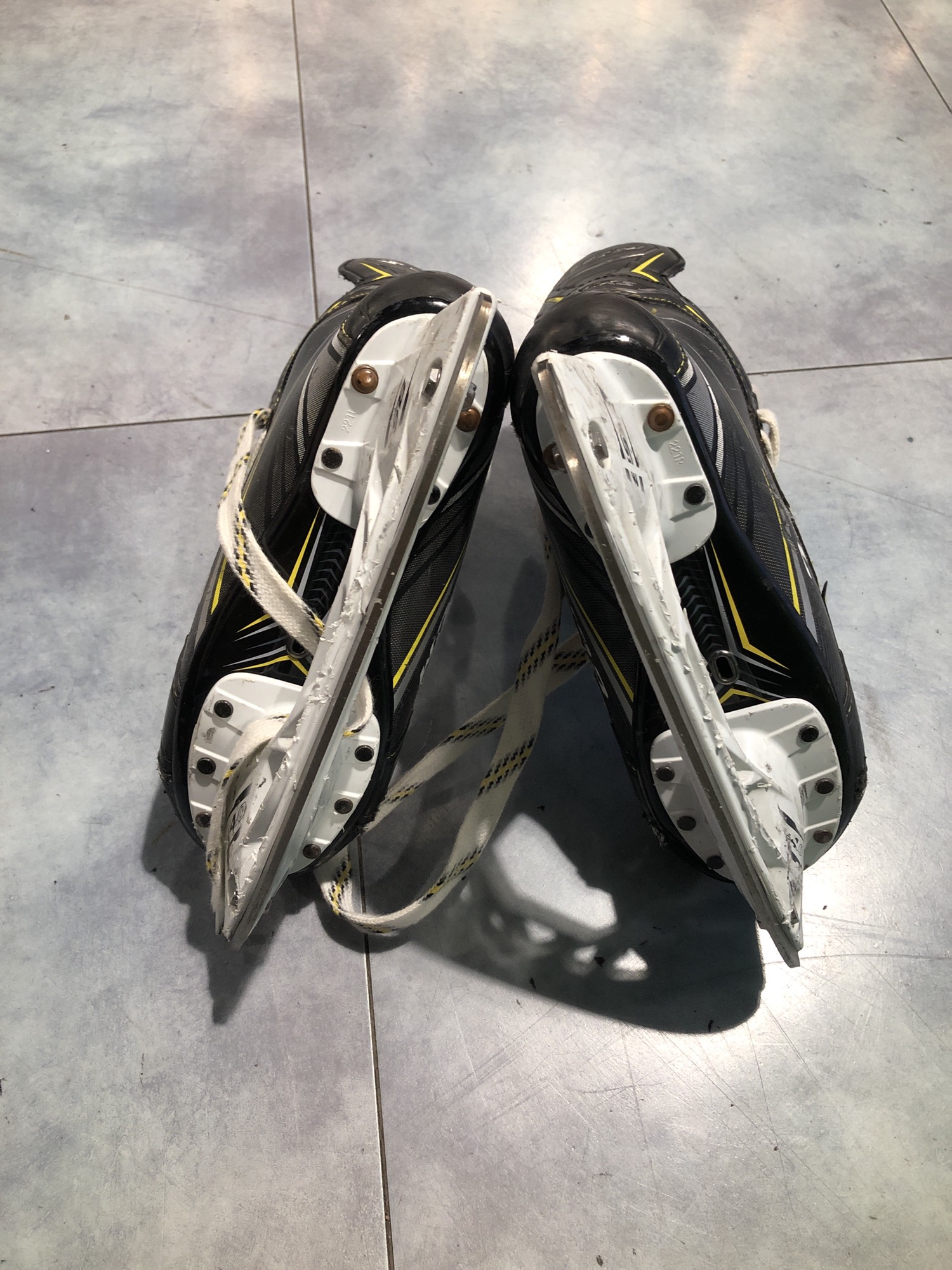 Used Junior CCM Tacks Classic Pro Hockey Skates D&R (Regular) 2.0