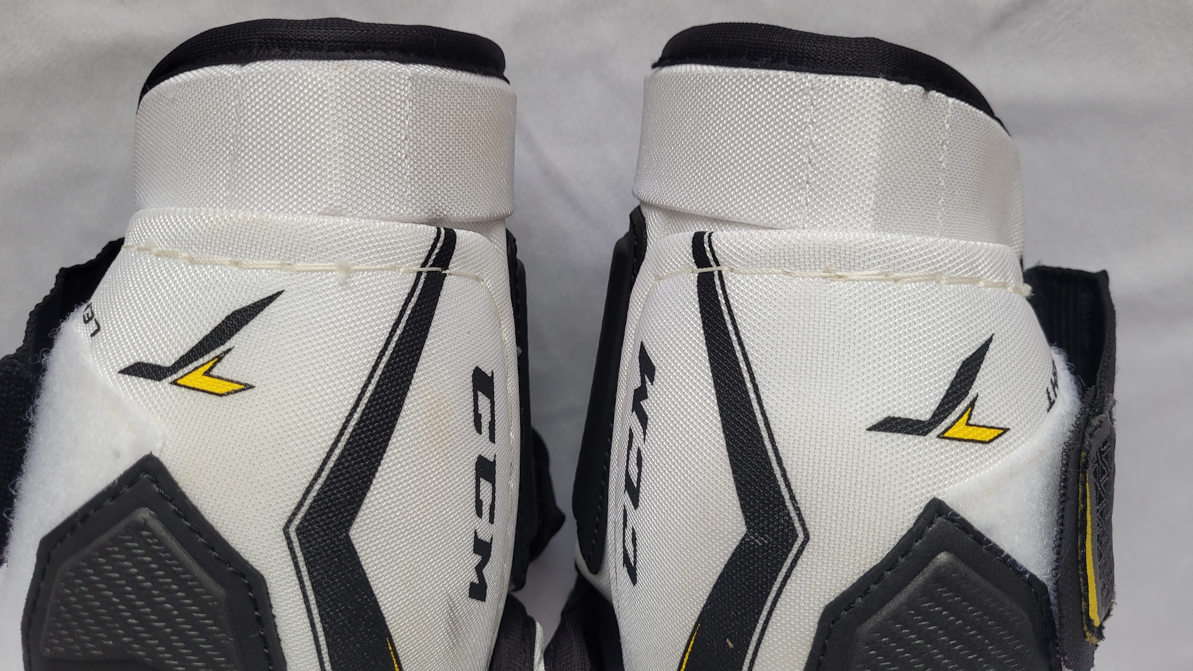 CCM Ultra Tacks Pro (Long cuff) *DEFECT* Large pro stock elbow pads