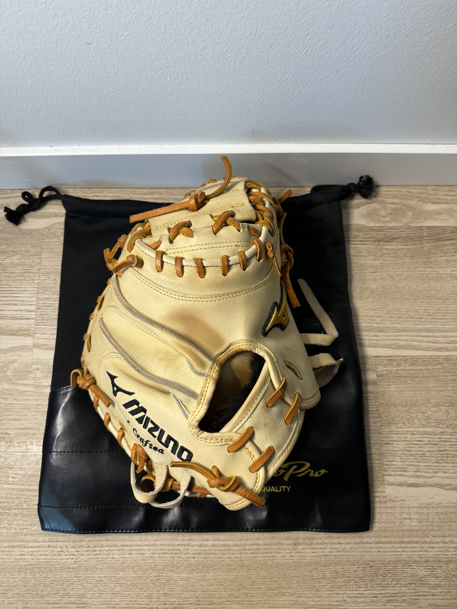 2022 Mizuno Catcher's 33.5" Pro Baseball Glove with glove bag