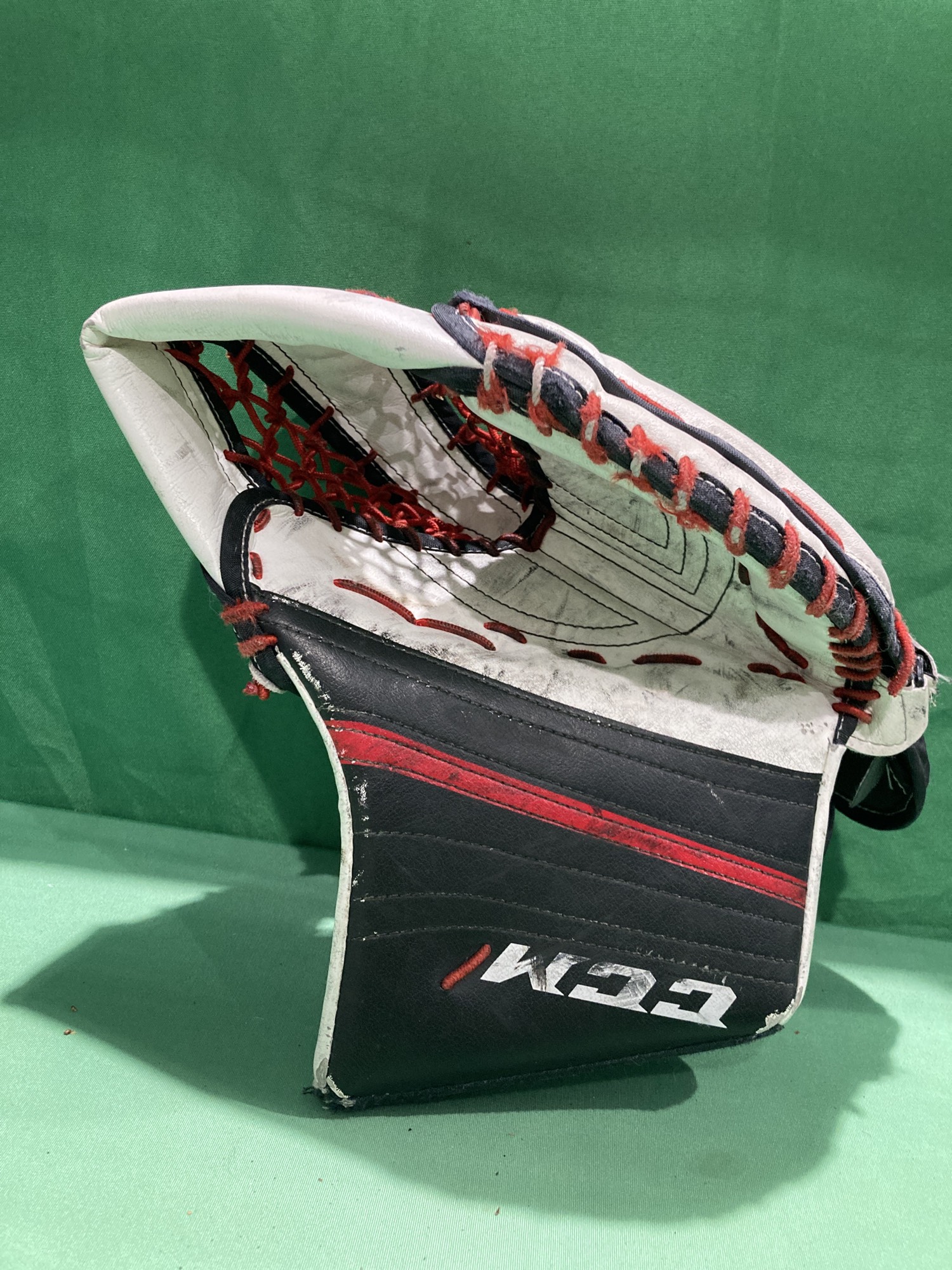 Used CCM R1.5 Regular Junior Goalie Glove SidelineSwap