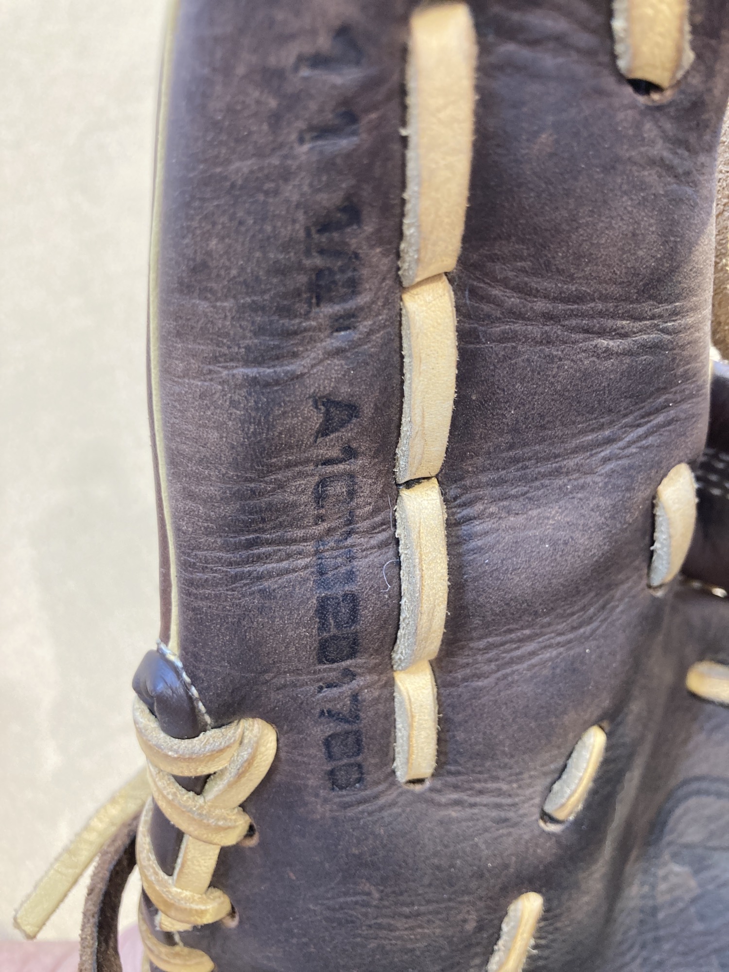 Used Wilson A1000 Right Hand Throw Baseball Glove 11.5" *needs to be