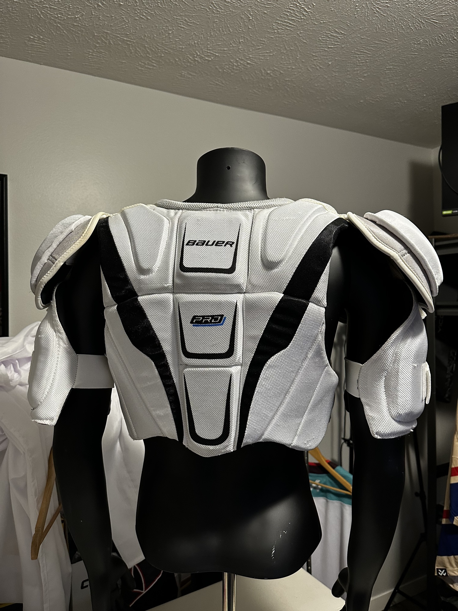 New Bauer PRO Pro Stock Shoulder Pads Size Large SidelineSwap