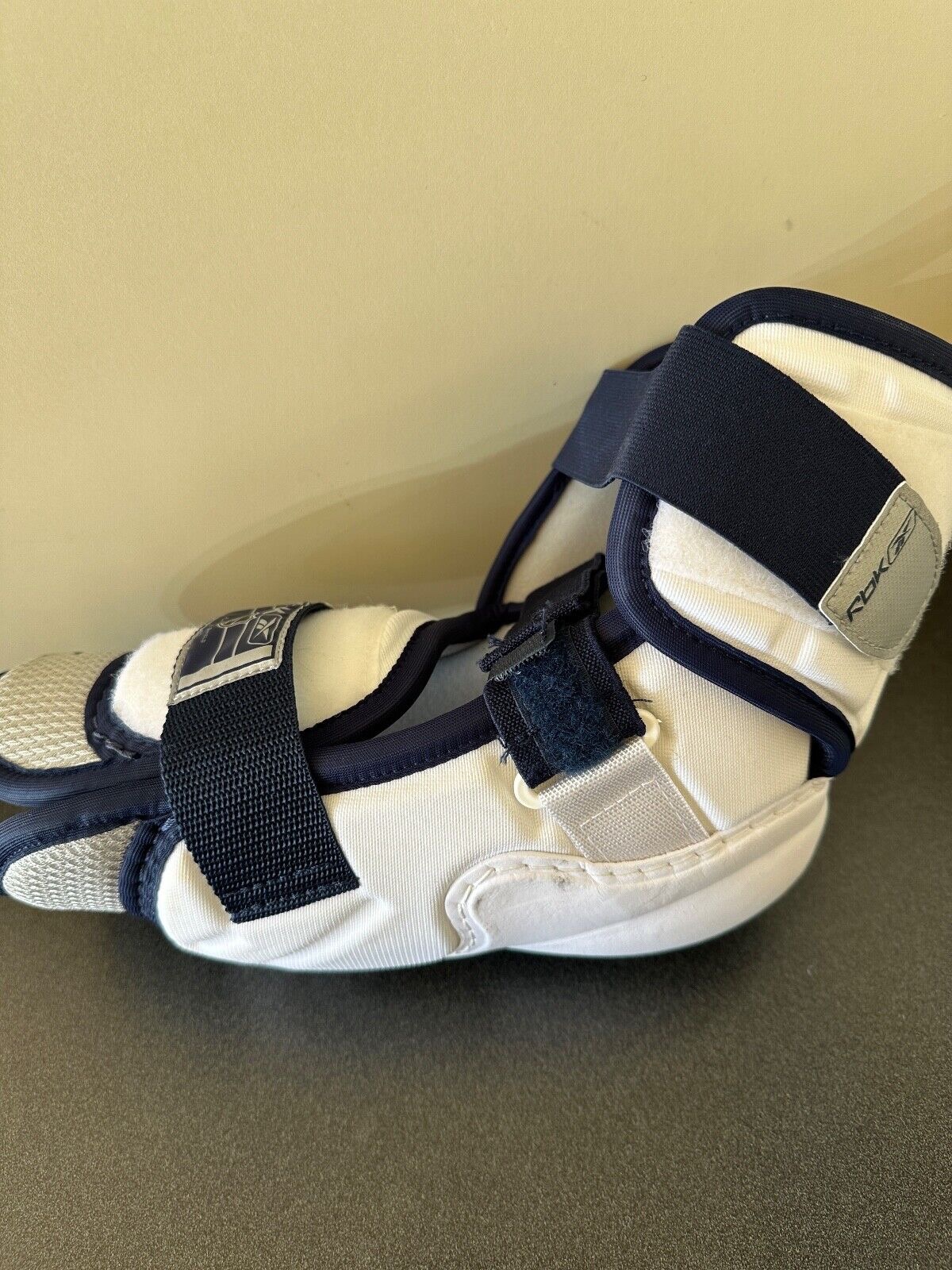 Reebok 8K Pro NHL Pro Stock Hockey Elbow Pads Size 4 Small JOFA Made in