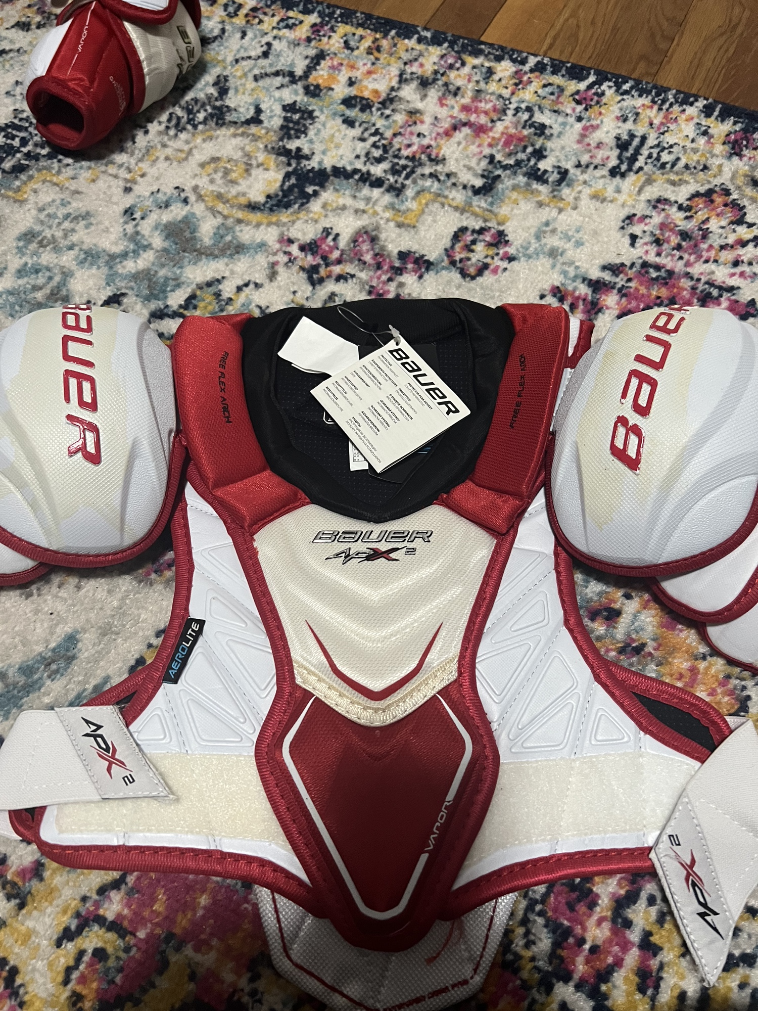New Medium Bauer Vapor APX2 Shoulder Pads SidelineSwap