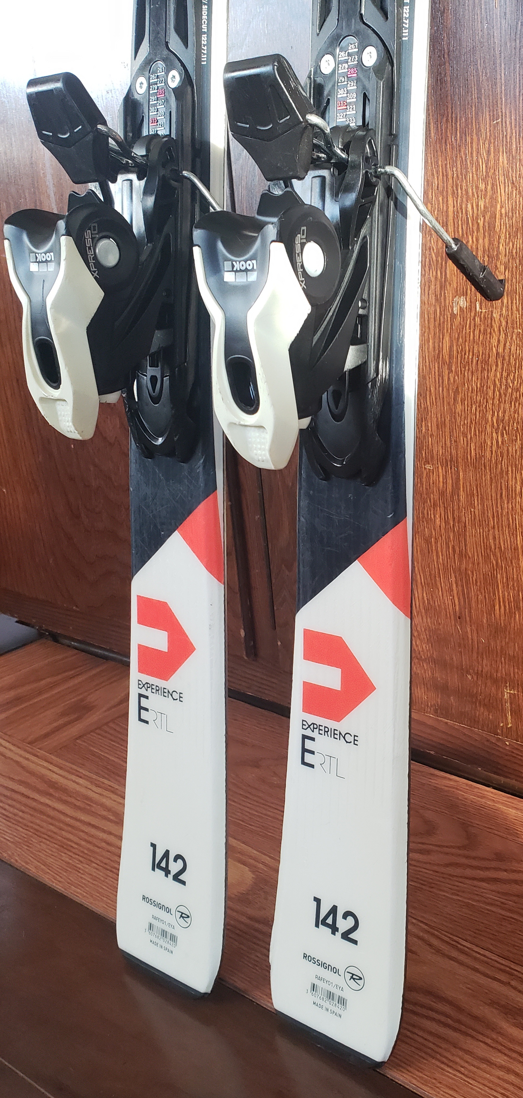 142cm Adult WIDER Skis ROSSIGNOL EXPERIENCE w/Look Xpress 10 Bindings