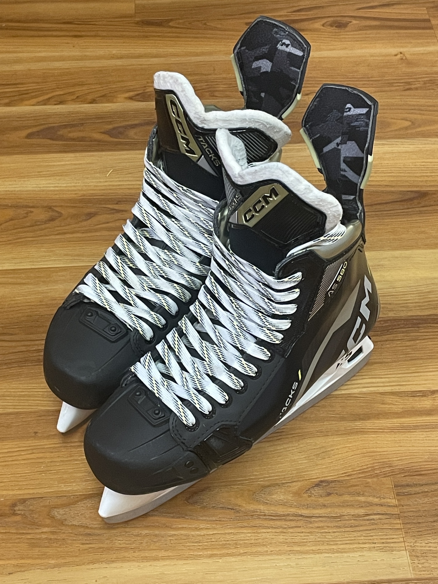 Used CCM Wide Width 9 Tacks AS580 Hockey Skates SidelineSwap