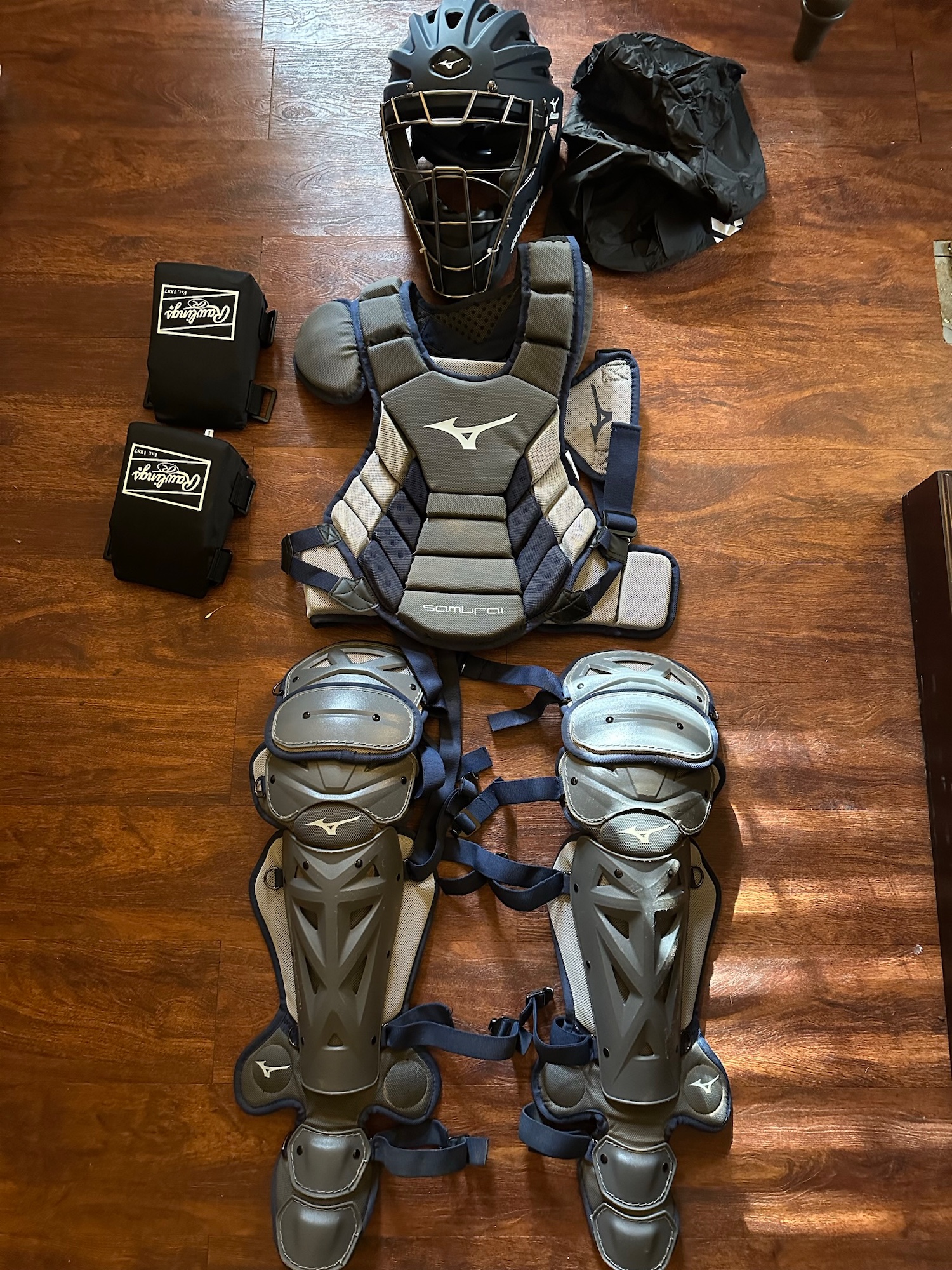 Mizuno Youth Samurai Catchers Set With Knee Savers SidelineSwap
