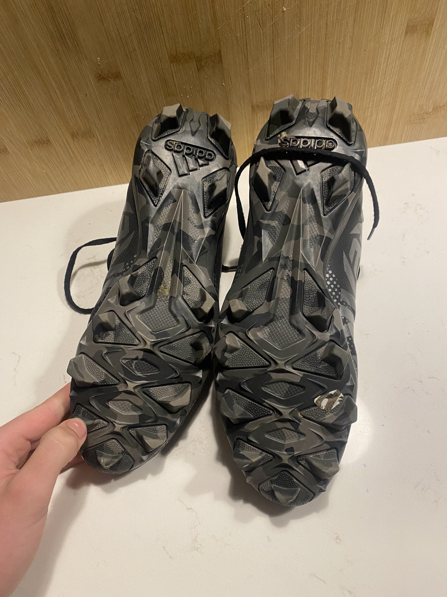 freak mid molded wide cleats