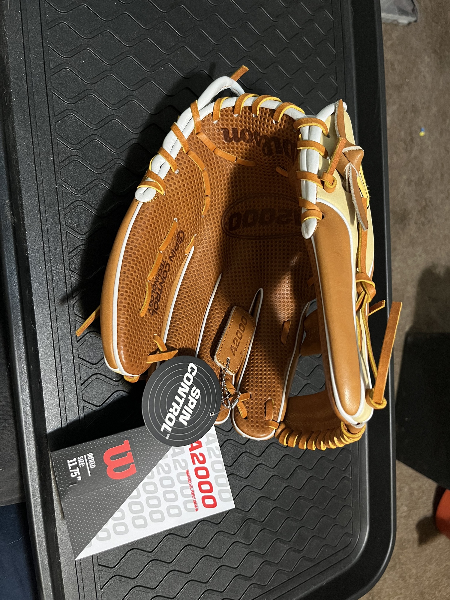A2000 11.75 RH Baseball Glove SidelineSwap