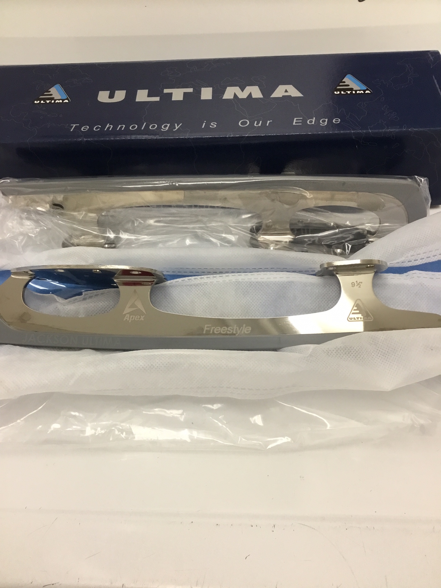 New Ultima Apex Freestyle 9 1/2” Figure Blade SidelineSwap