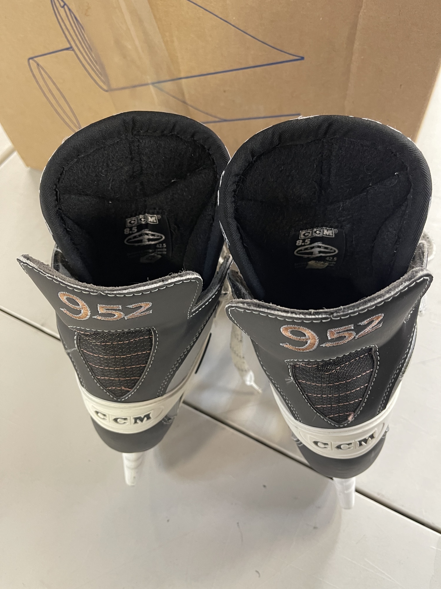 CCM Super Tacks 952 Men’s 8.5 skates SidelineSwap