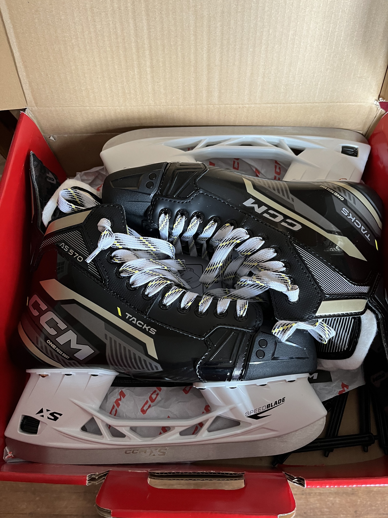 Senior CCM Regular Width 9.5 Tacks AS570 Hockey Skates SidelineSwap