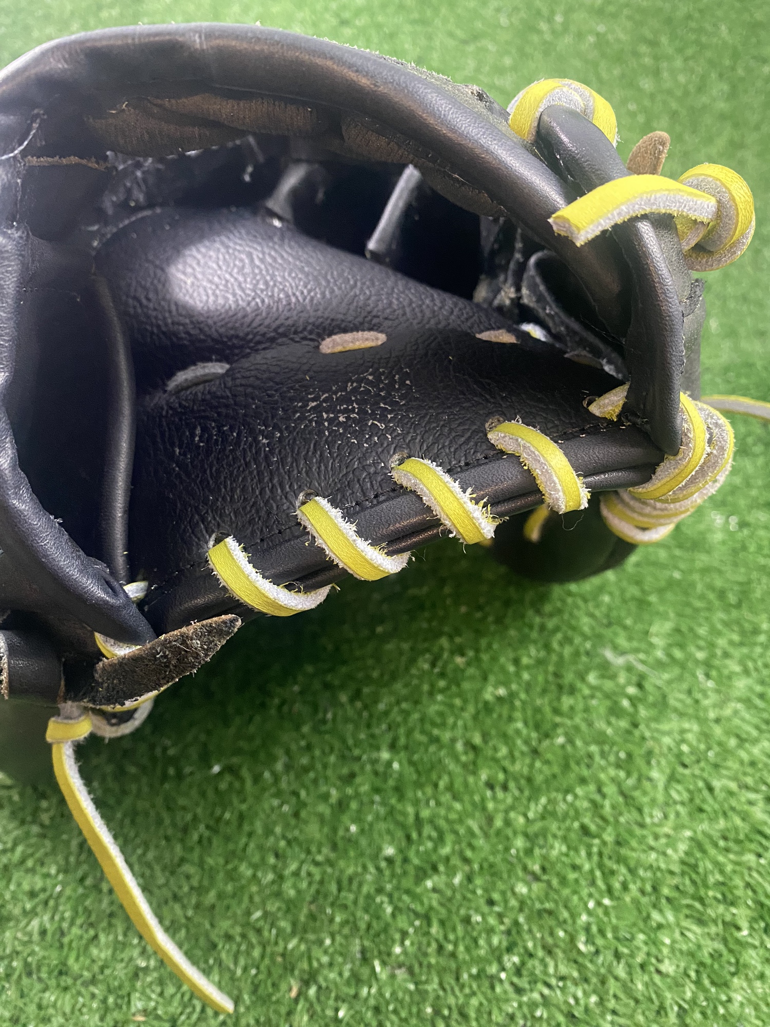 Wilson A2000 CK22 11.75 LHT Used SidelineSwap