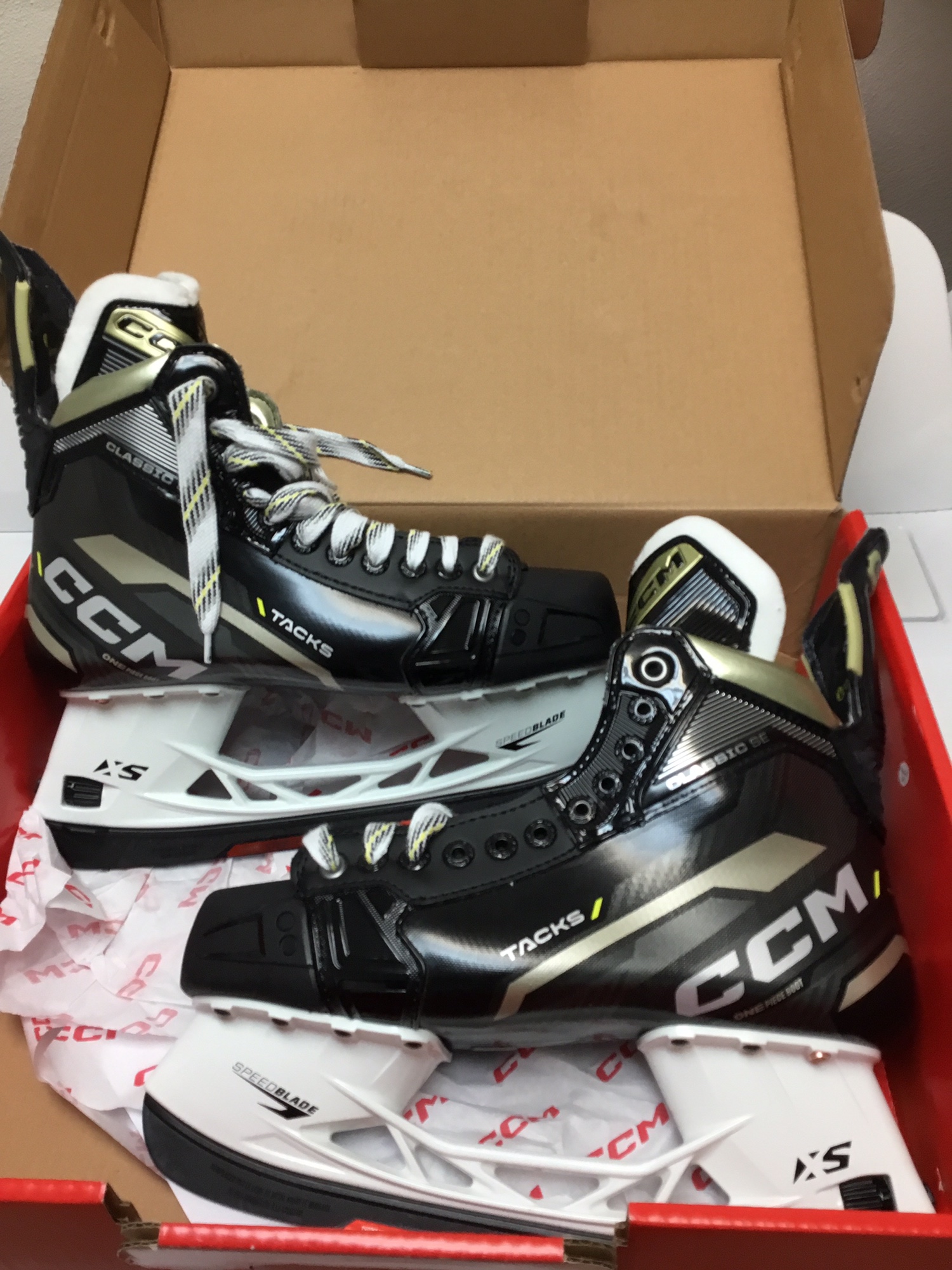 CCM Tacks Classic SE Sr Size 9 R Hockey Skates SidelineSwap