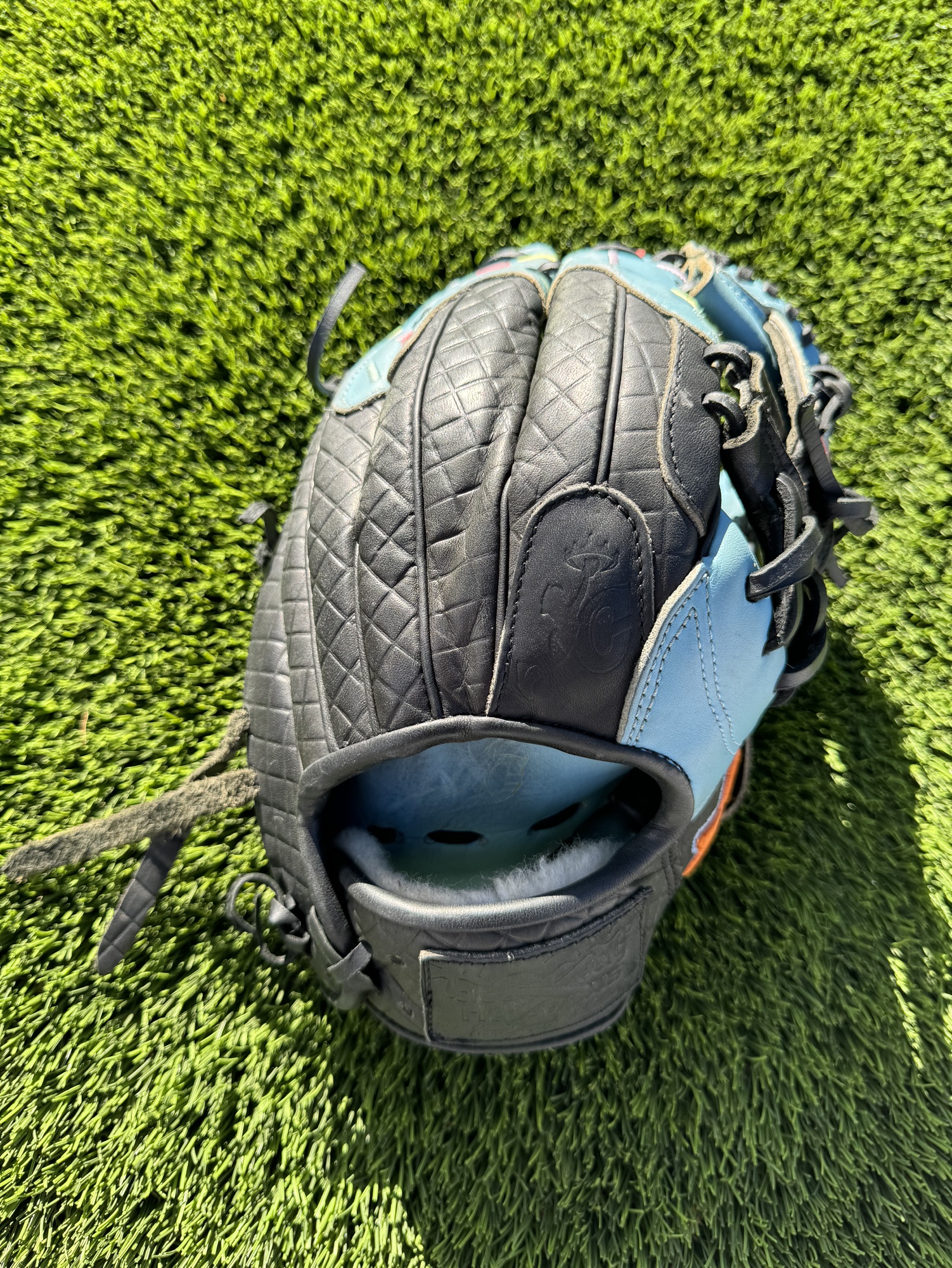 Aria Baseball glove SidelineSwap