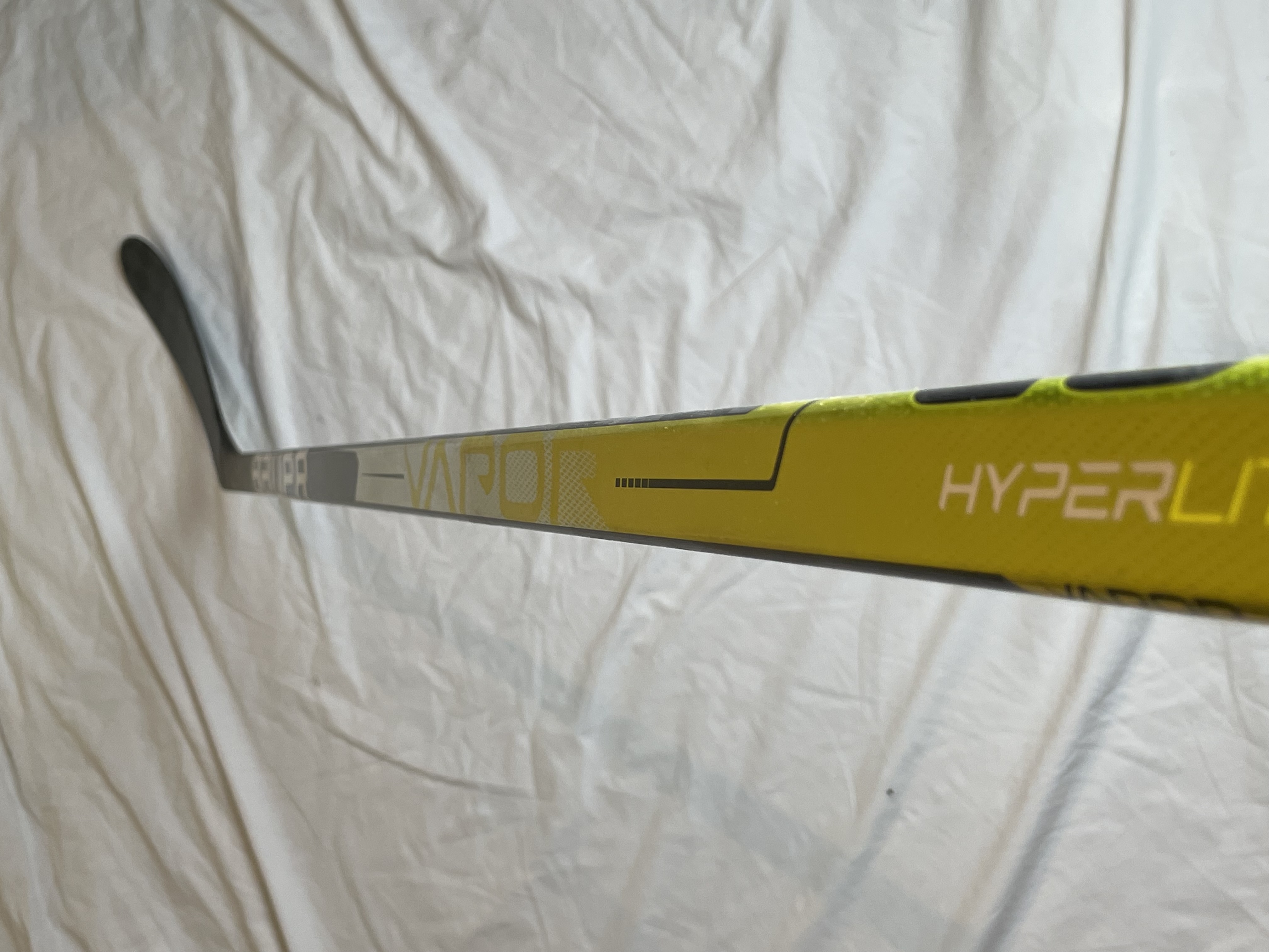 New Bauer Hyperlite Hockey Stick RH P28 Lie 6 77 Flex (Custom