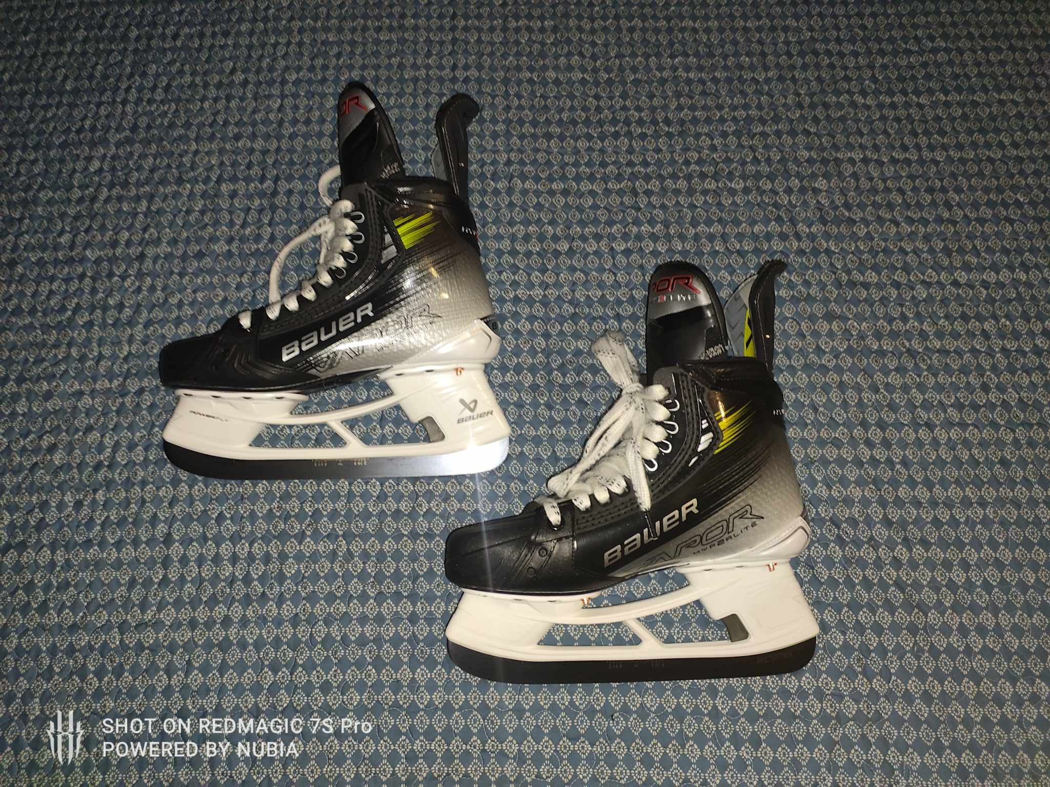 Bauer Vapor Hyperlite 2 Hockey Skates Intermediate 6.5 fit 2 with FLYTI runners. SidelineSwap