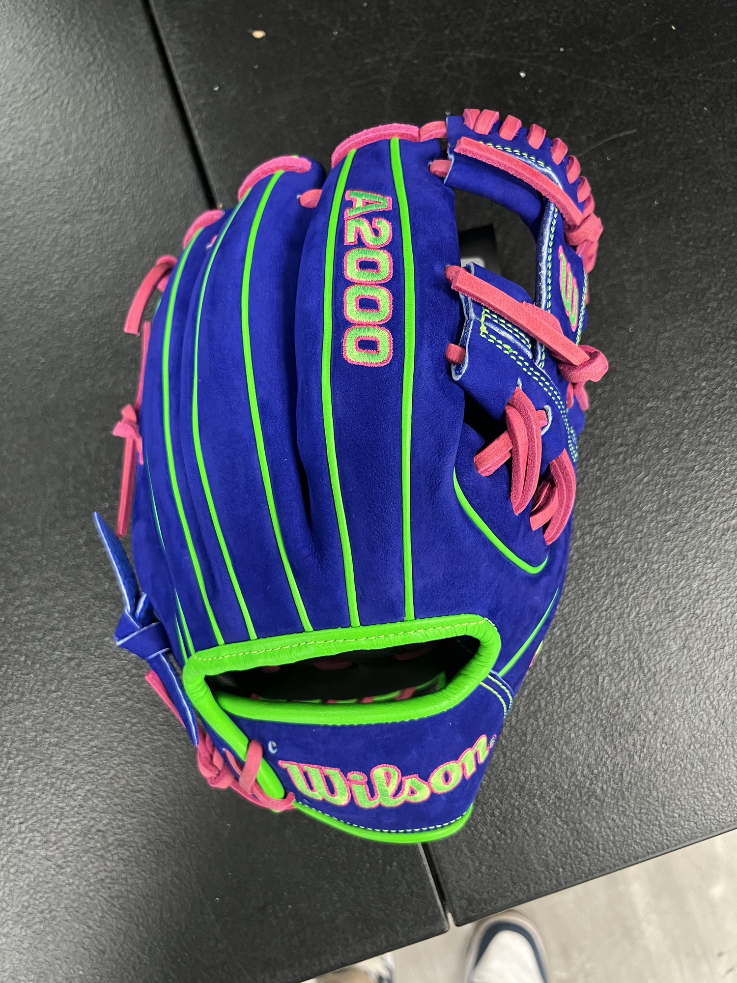 New Jan. '24 Wilson A2000 Baseball Glove Blue Velvet 11.5