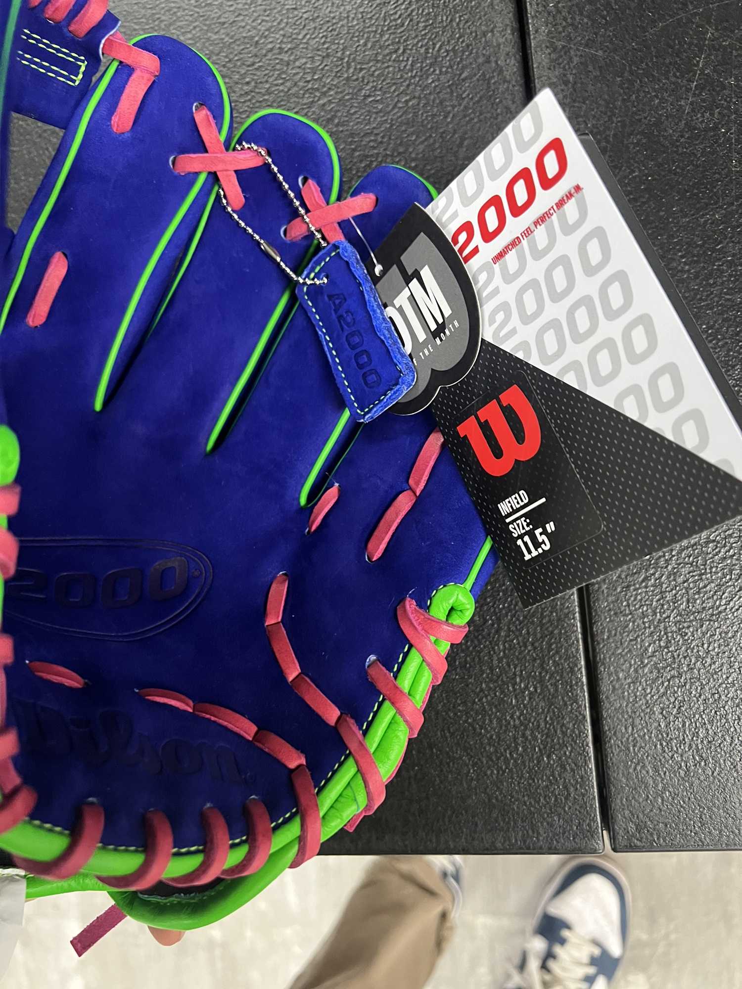 New Jan. '24 Wilson A2000 Baseball Glove Blue Velvet 11.5