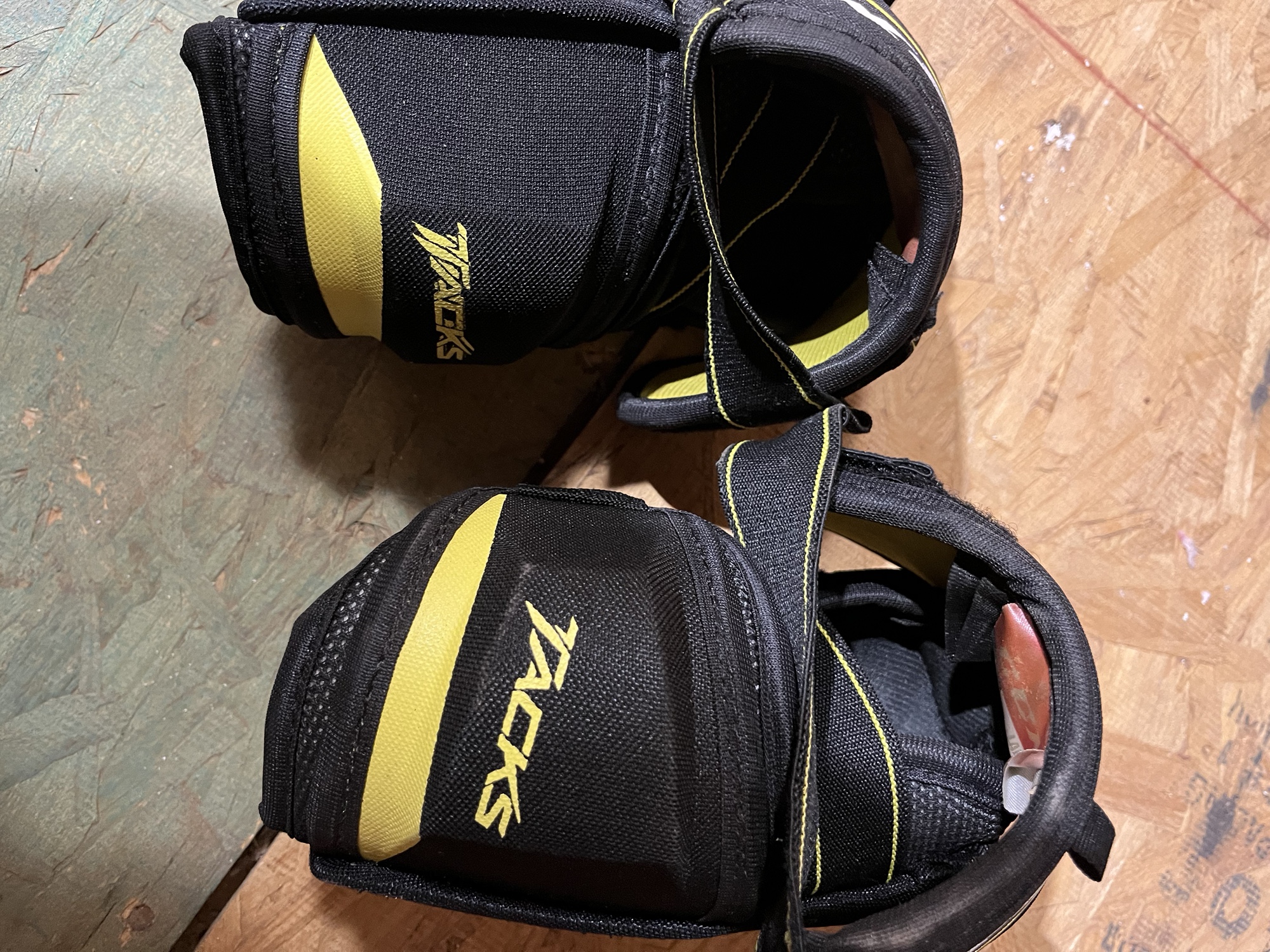 Used Large CCM Tacks 9040 Elbow Pads SidelineSwap