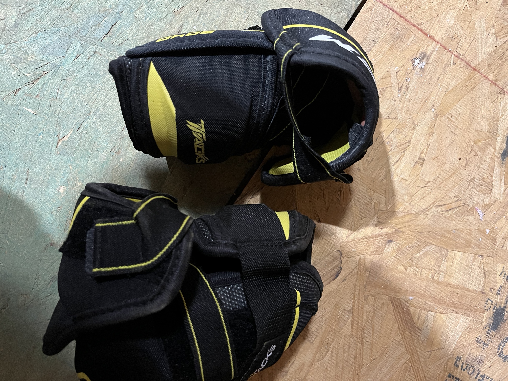 Used Large CCM Tacks 9040 Elbow Pads SidelineSwap