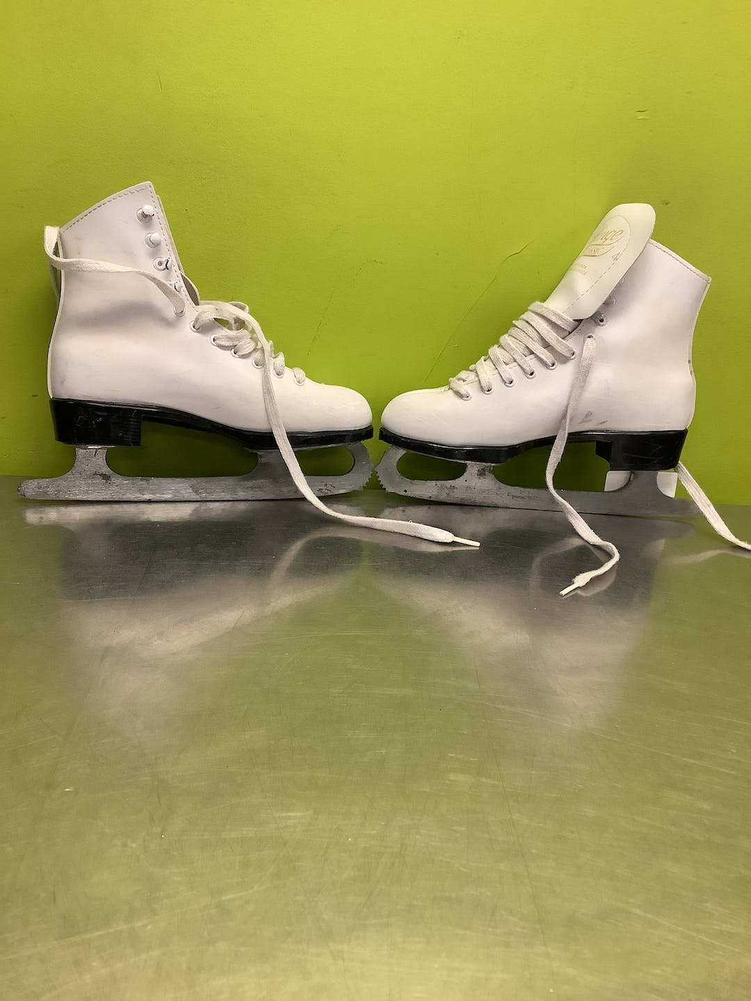 Used Lange Classic Senior 4 Women's Figure Skates SidelineSwap