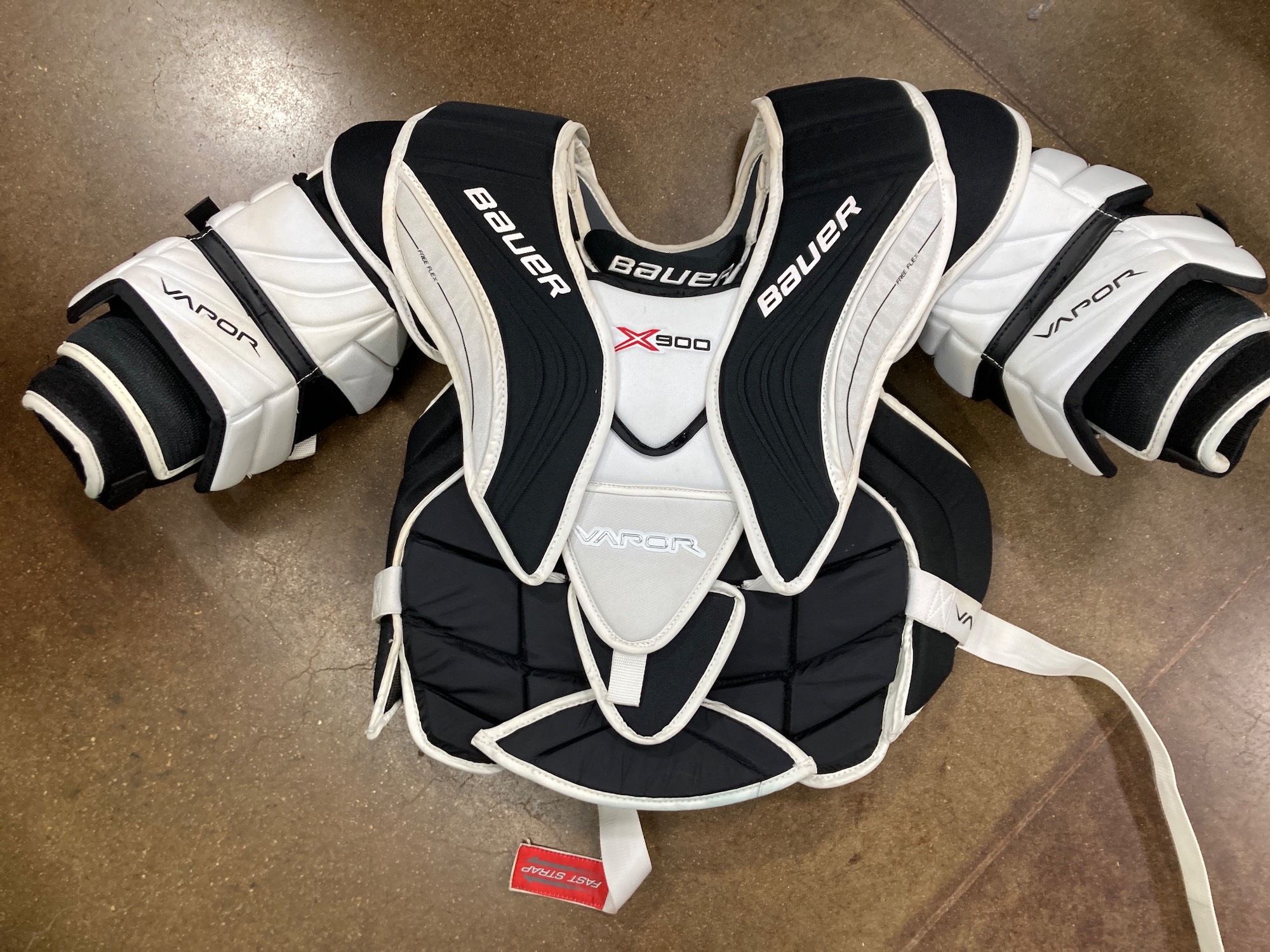 Used Large Bauer Vapor X900 Goalie Chest Protector SidelineSwap