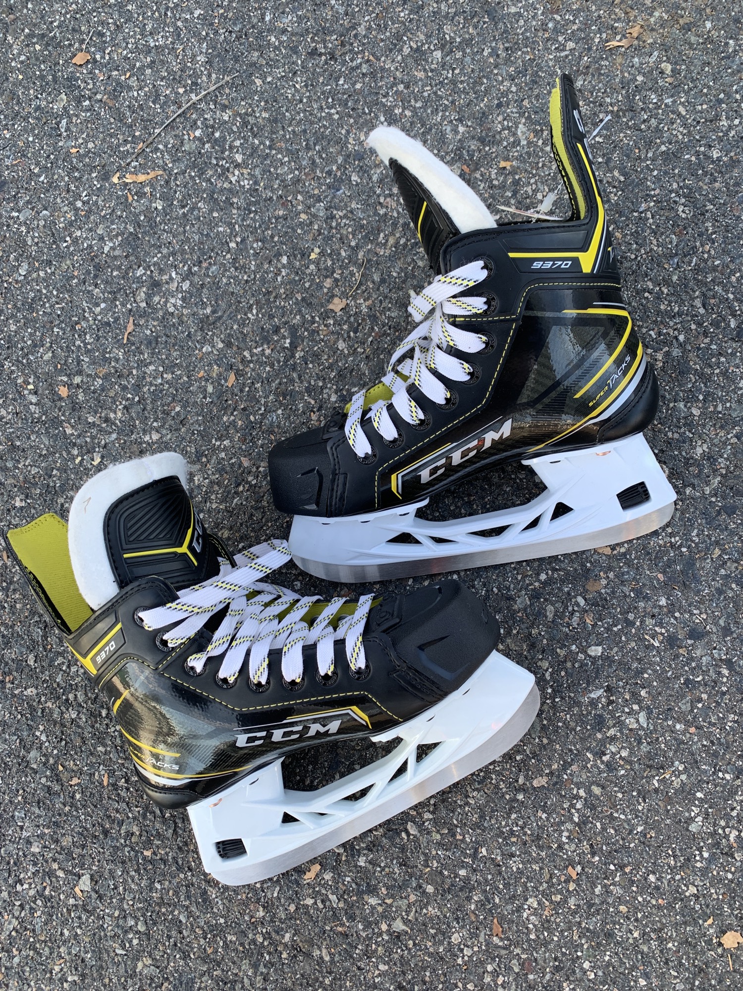 Used CCM Super Tacks 9370 Hockey Skates D&R (Regular) 2.5 Junior