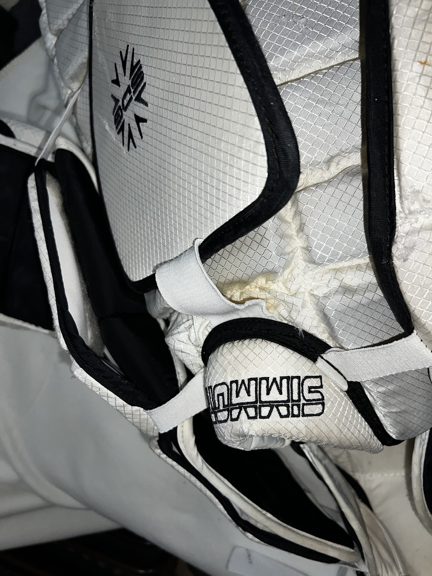 L/XL Simmons SDG 993 Goalie Chest Protector SidelineSwap