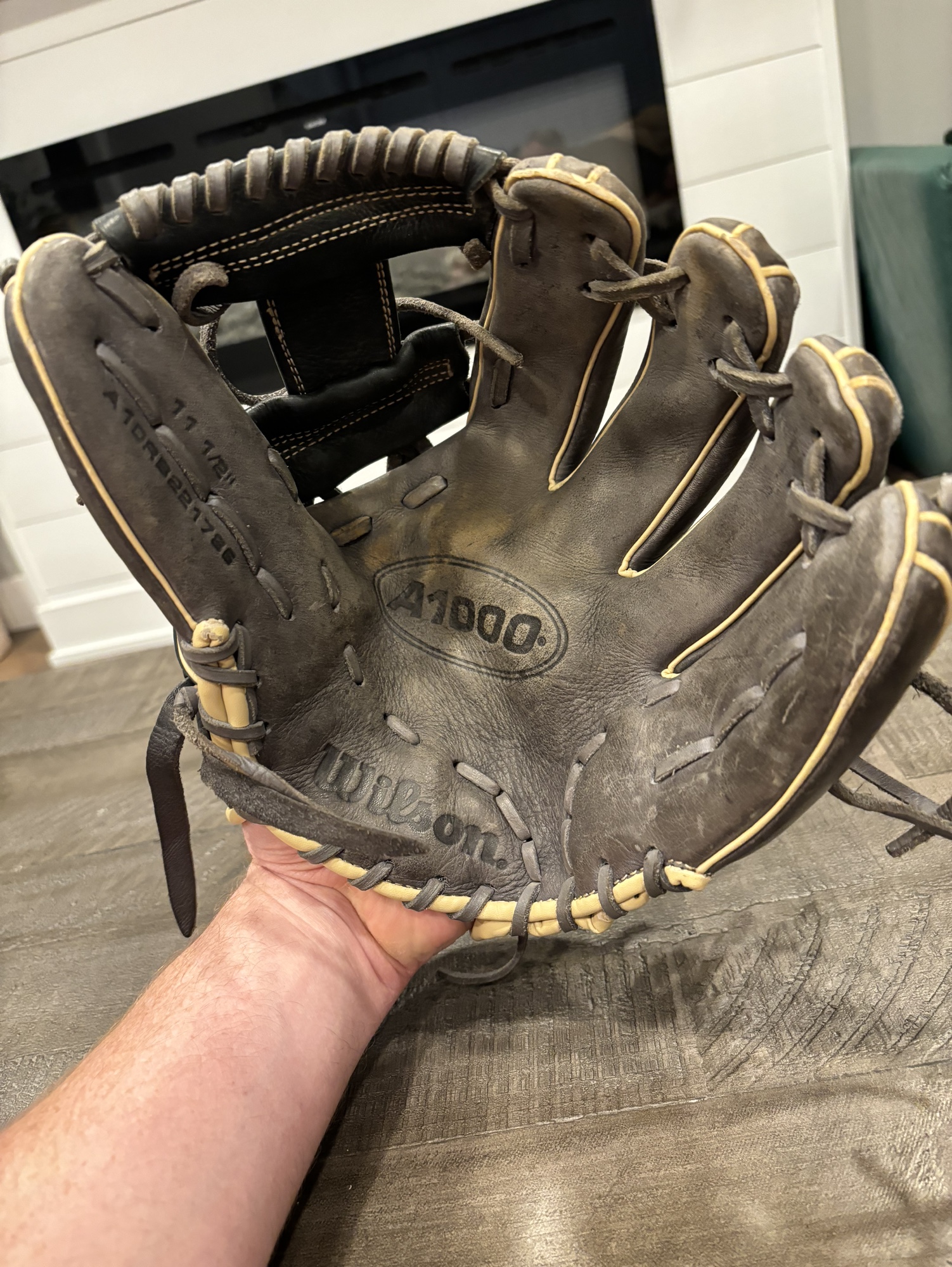 Right Hand Throw 11.5" A1000 Baseball Glove SidelineSwap