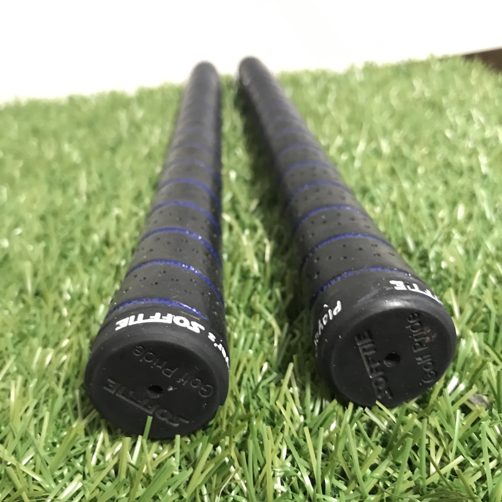Set of 2 Golf Pride Player's Softie Grips .60 Round Standard Size Black & Blue SidelineSwap