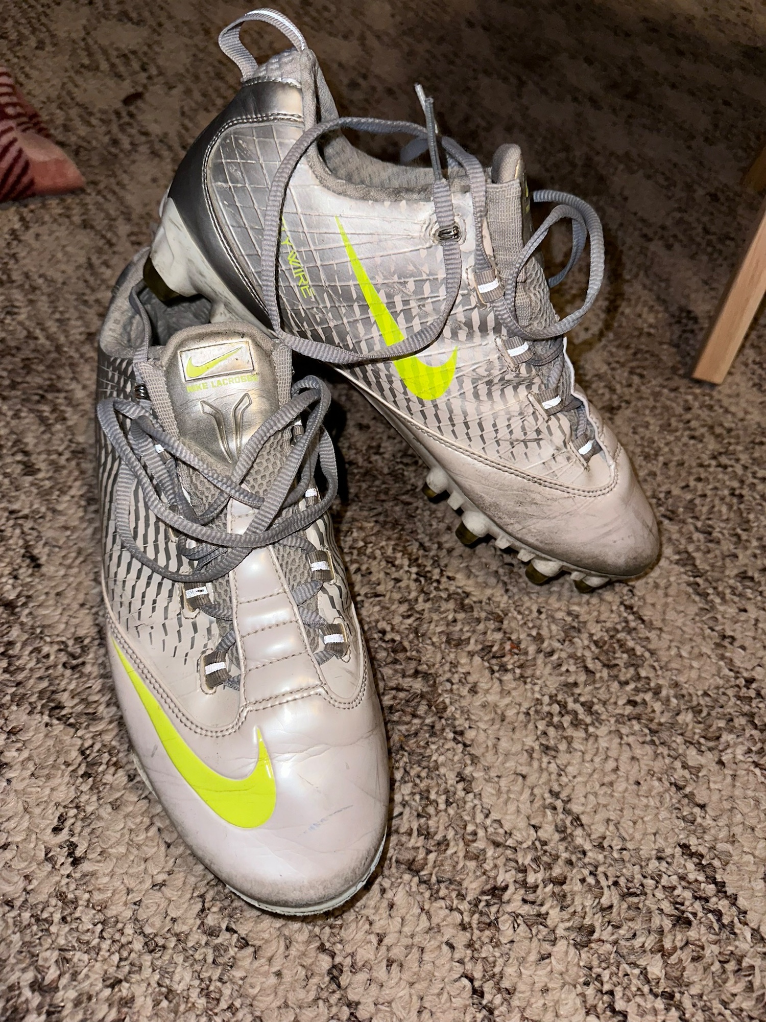 does the nike zoom fly have a carbon fiber plate
