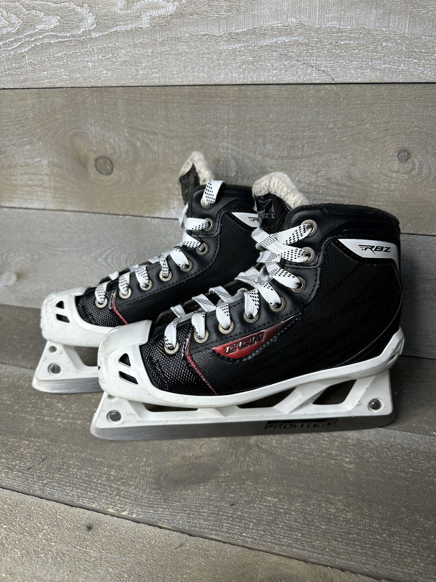 CCM RBZ 70 Junior Ice Hockey Skates Black White Shoe Size 3.5 Skate