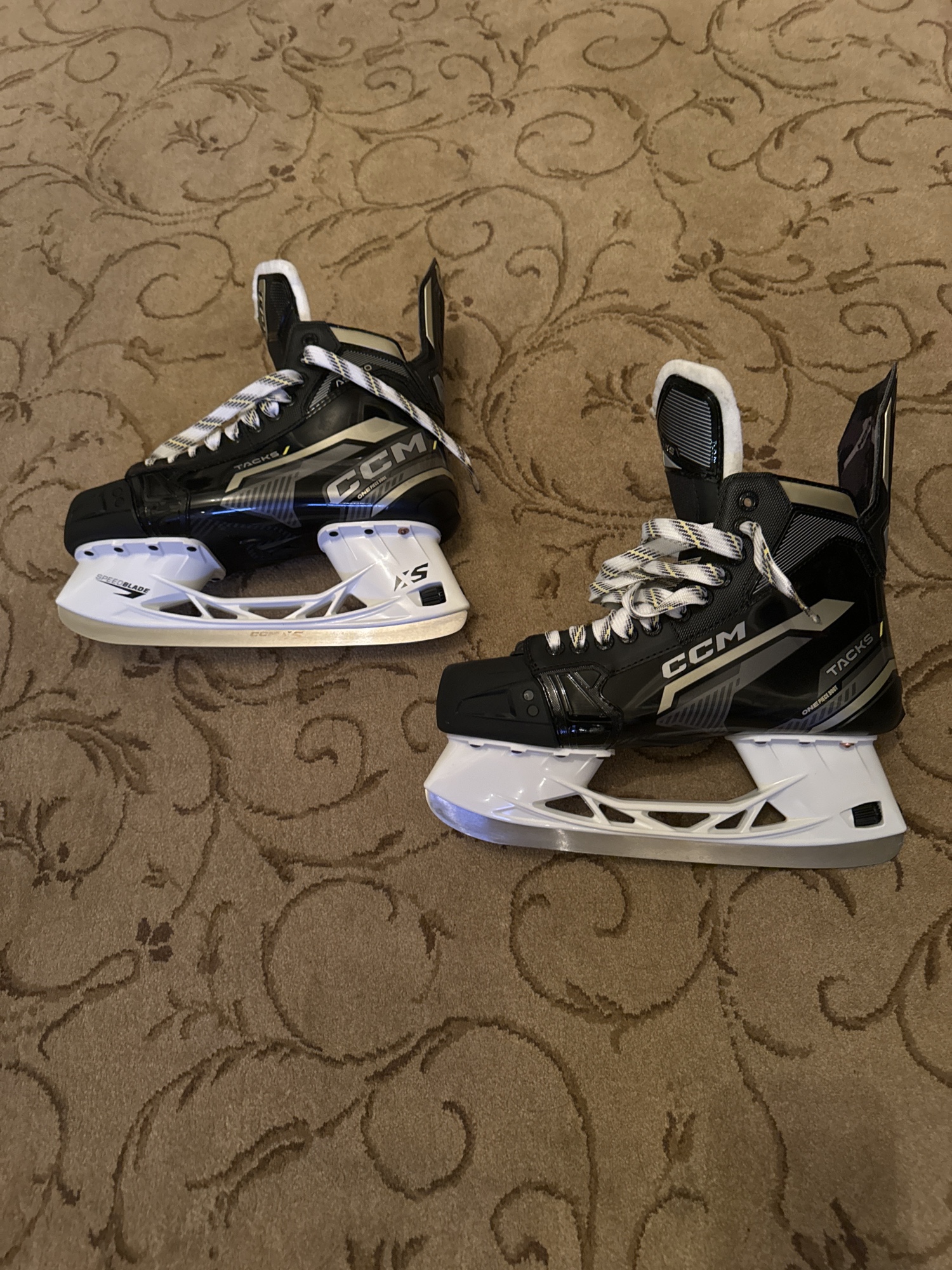 Senior CCM Extra Wide Width 10 Tacks AS570 Hockey Skates SidelineSwap