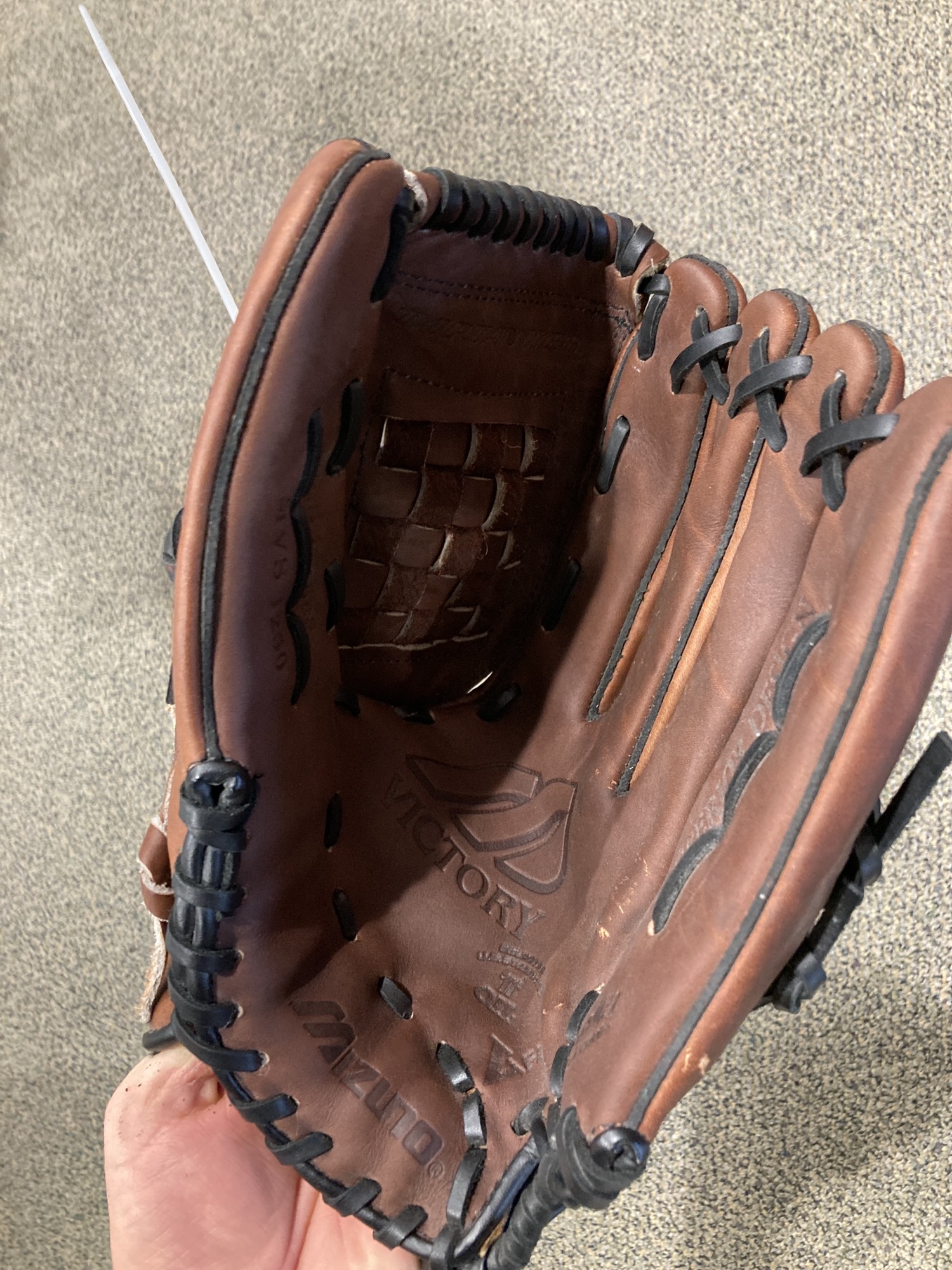 Used Mizuno Victory Series Right Hand Throw Outfield Softball Glove 12.