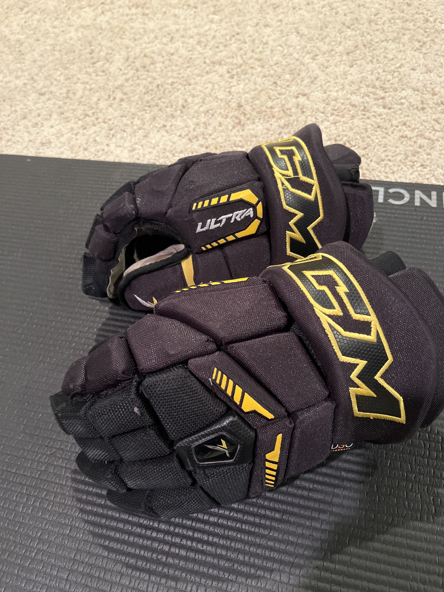 14” CCM HGULTK Ultra Tacks Pro Gloves SidelineSwap