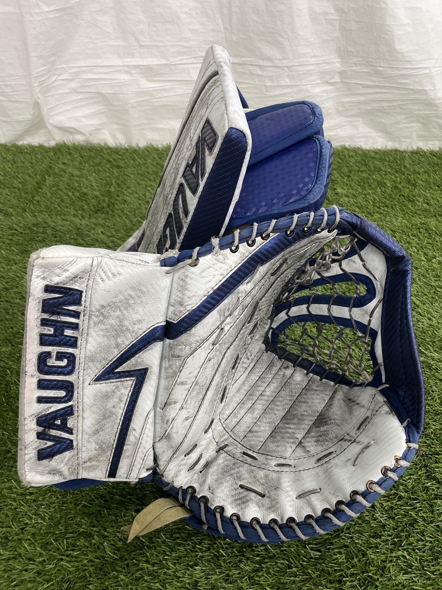 White Senior Used Vaughn Velocity V9 Regular Goalie Gloves & Blockers