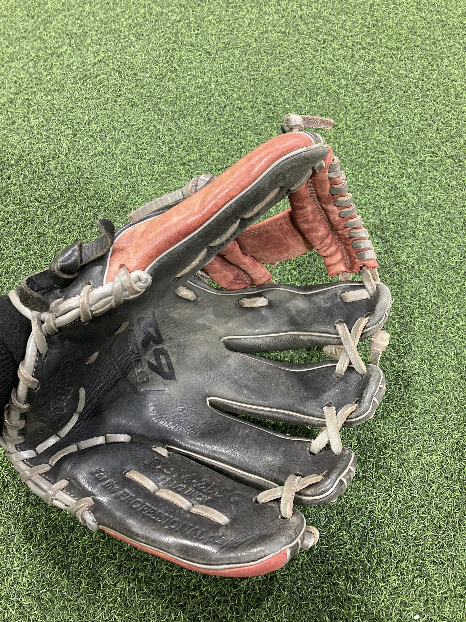 Used Rawlings R9 Right Hand Throw Infield Baseball Glove 11.5