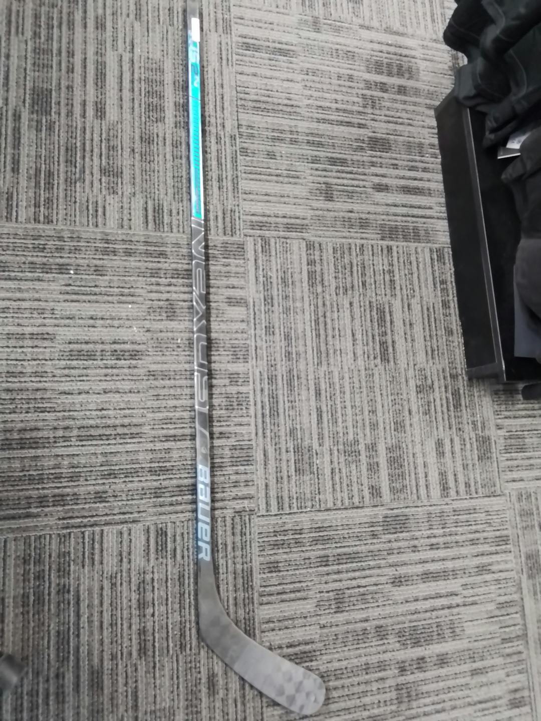 Crosse De Hockey Bauer Nexus E4 Composite Grip - 77 Flex 60, Légère Et Maniable Pour Joueurs Expérimentés