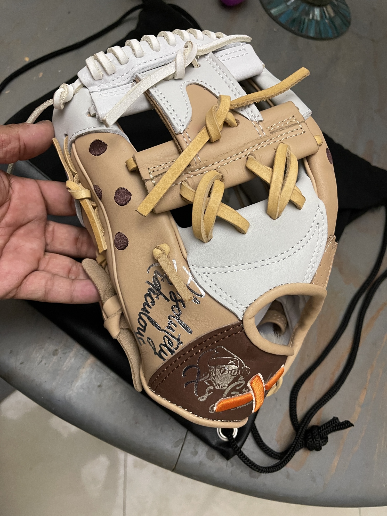 Absolutely Ridiculous Aria Baseball glove SidelineSwap